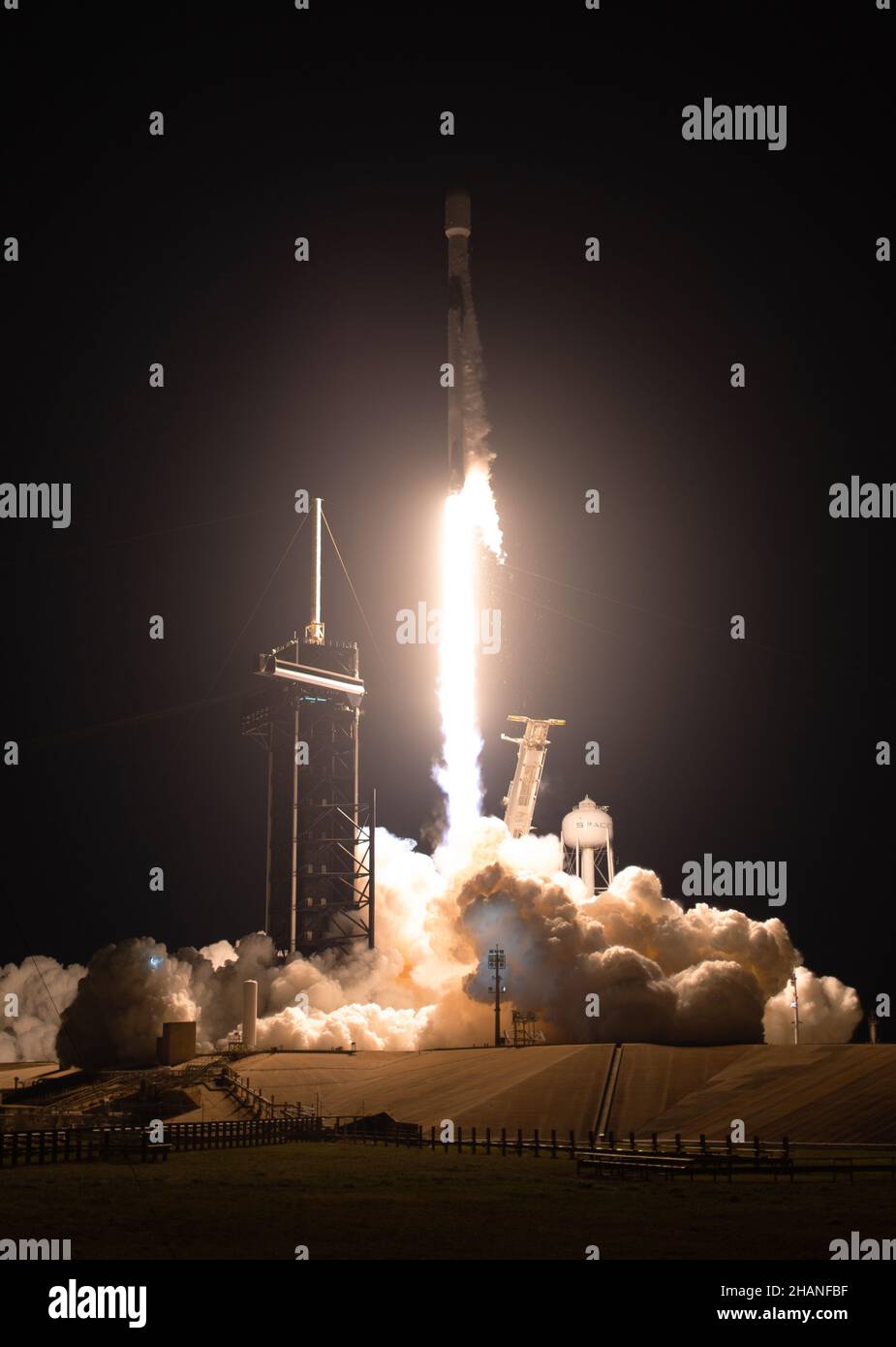 Une fusée SpaceX Falcon 9 est lancée avec le vaisseau spatial Imaging X-ray Polarimetry Explorer (IXPE) de la NASA à bord du Launch Complex 39A, le jeudi 9 décembre, Banque D'Images