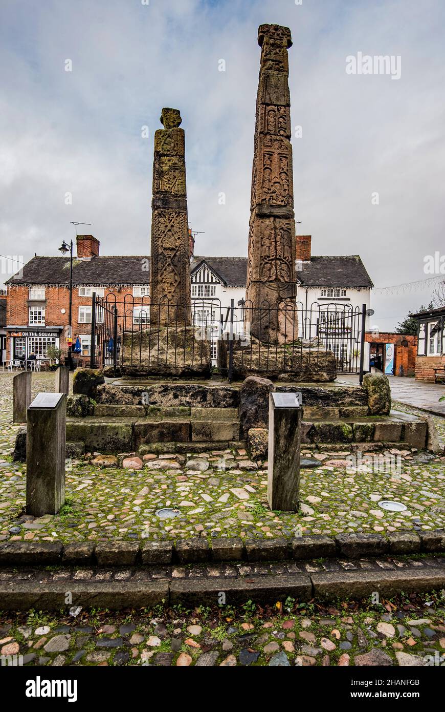 Le Sandbach anglo-saxon traverse la jolie place du marché pavée de Sandbach à Cheshire. Banque D'Images