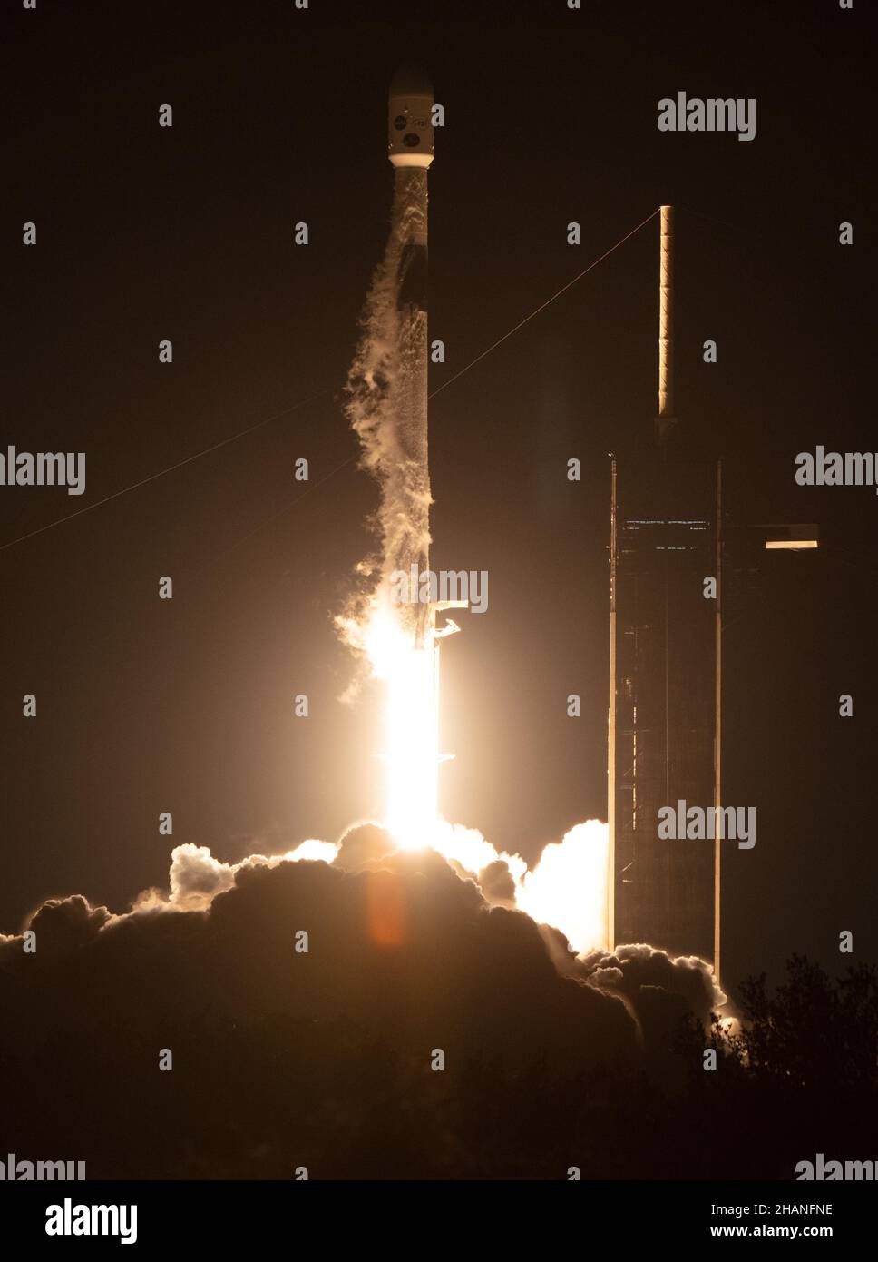 CAPE CANAVERAL, FLORIDE, États-Unis - 09 décembre 2021 - Lancement D'Une fusée SpaceX Falcon 9 avec le vaisseau spatial Imaging X-ray Polarimetry Explorer (IXPE) de la NASA o Banque D'Images