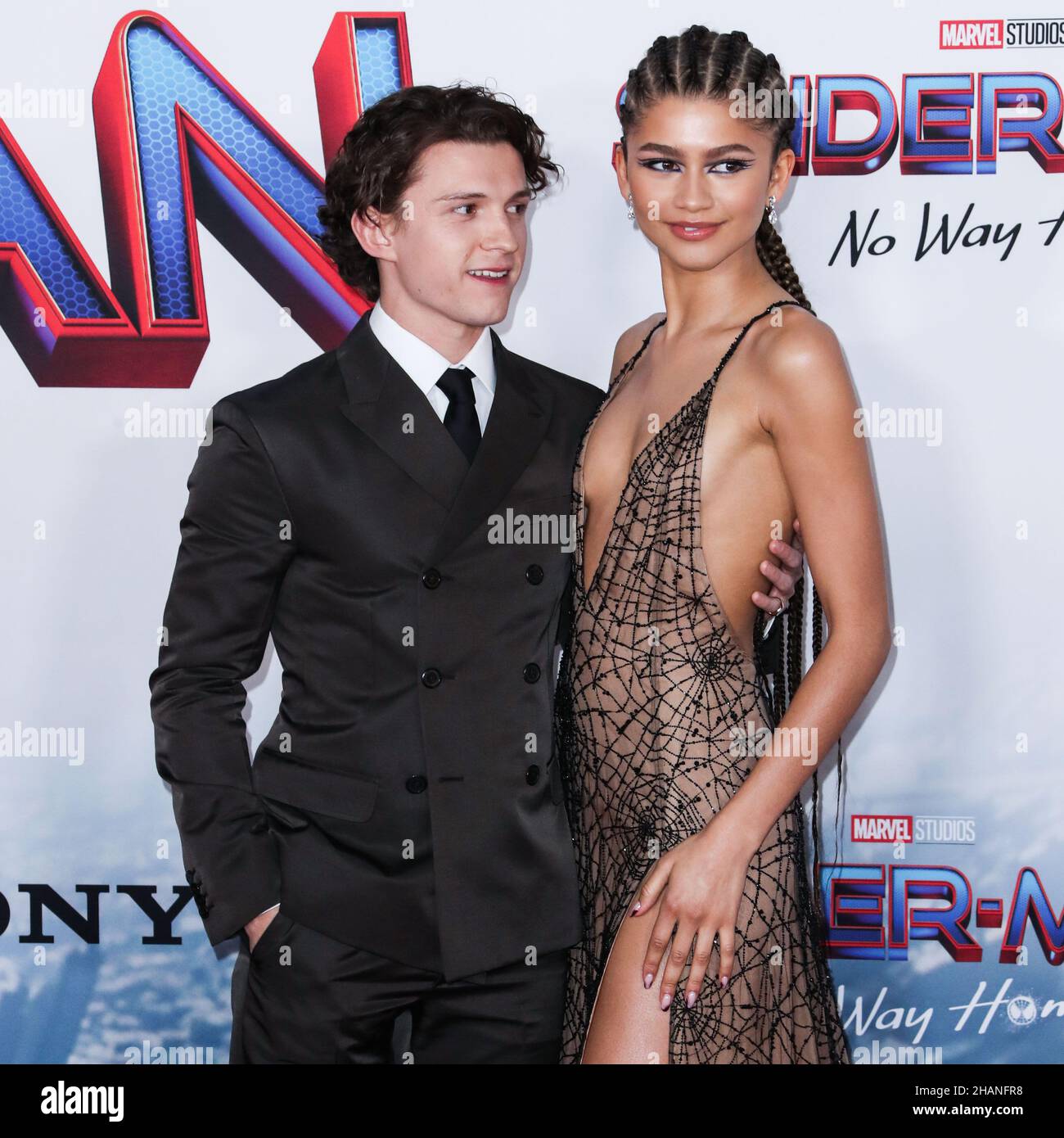 Westwood, États-Unis.13th décembre 2021.WESTWOOD, LOS ANGELES, CALIFORNIE, États-Unis - DÉCEMBRE 13 : l'acteur Tom Holland et l'actrice Zendaya Coleman arrivent à la première de Columbia Pictures à Los Angeles, 'Spider-Man: No Way Home', qui s'est tenue au Regency Village Theatre le 13 décembre 2021 à Westwood, Los Angeles, Californie, États-Unis.(Photo de Xavier Collin/image Press Agency/Sipa USA) crédit: SIPA USA/Alay Live News Banque D'Images