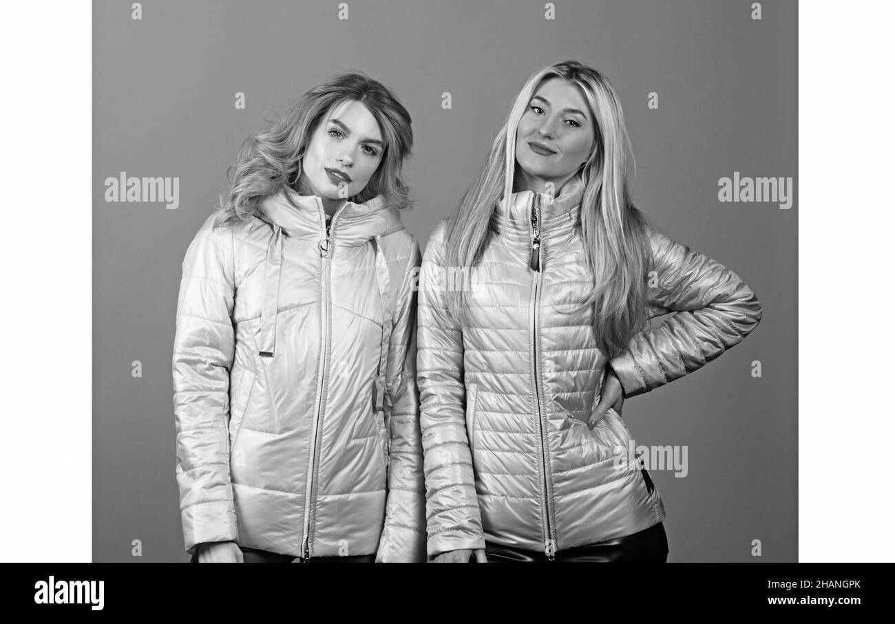 Deux jeunes filles blonde souriantes dans des vêtements de printemps tendance. Des modèles positifs qui s'amusent. Banque D'Images