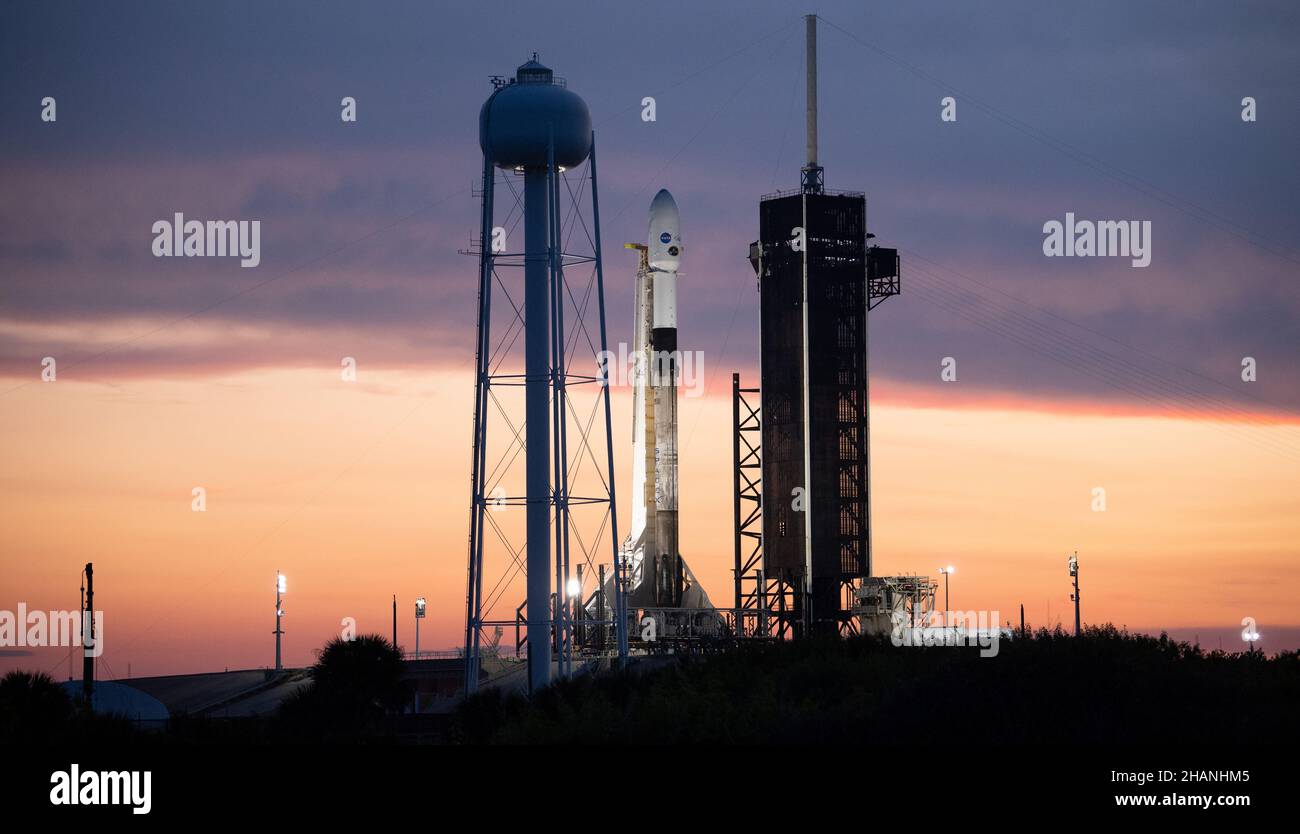 CAPE CANAVERAL, FLORIDE, États-Unis - 08 décembre 2021 - Une fusée SpaceX Falcon 9 avec le vaisseau spatial Imaging X-ray Polarimetry Explorer (IXPE) de la NASA à bord d'AT Banque D'Images