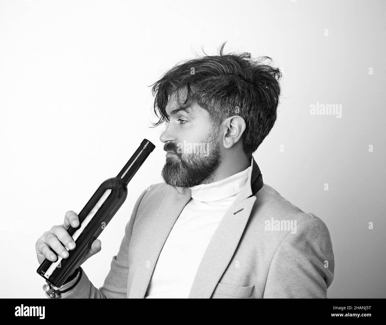 Personne alcoolique anonyme qui boit d'une bouteille d'alcool. Banque D'Images