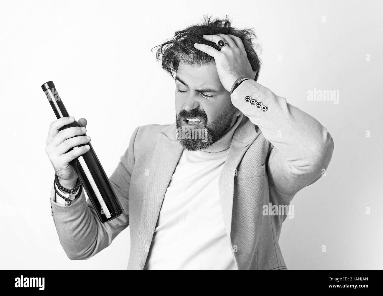 Concept de personnes, d'alcool et de boissons - homme senior qui boit du vin rouge. Banque D'Images