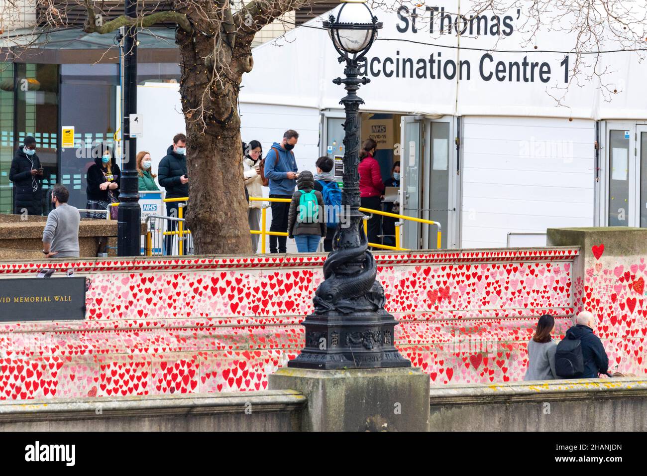 Londres, Royaume-Uni.14th décembre 2021. Files d'attente pour le vaccin de rappel Covid à l'hôpital St Thomas Westminster London le mur national du mémorial Covid est en premier plan, crédit: Ian Davidson/Alamy Live News Banque D'Images