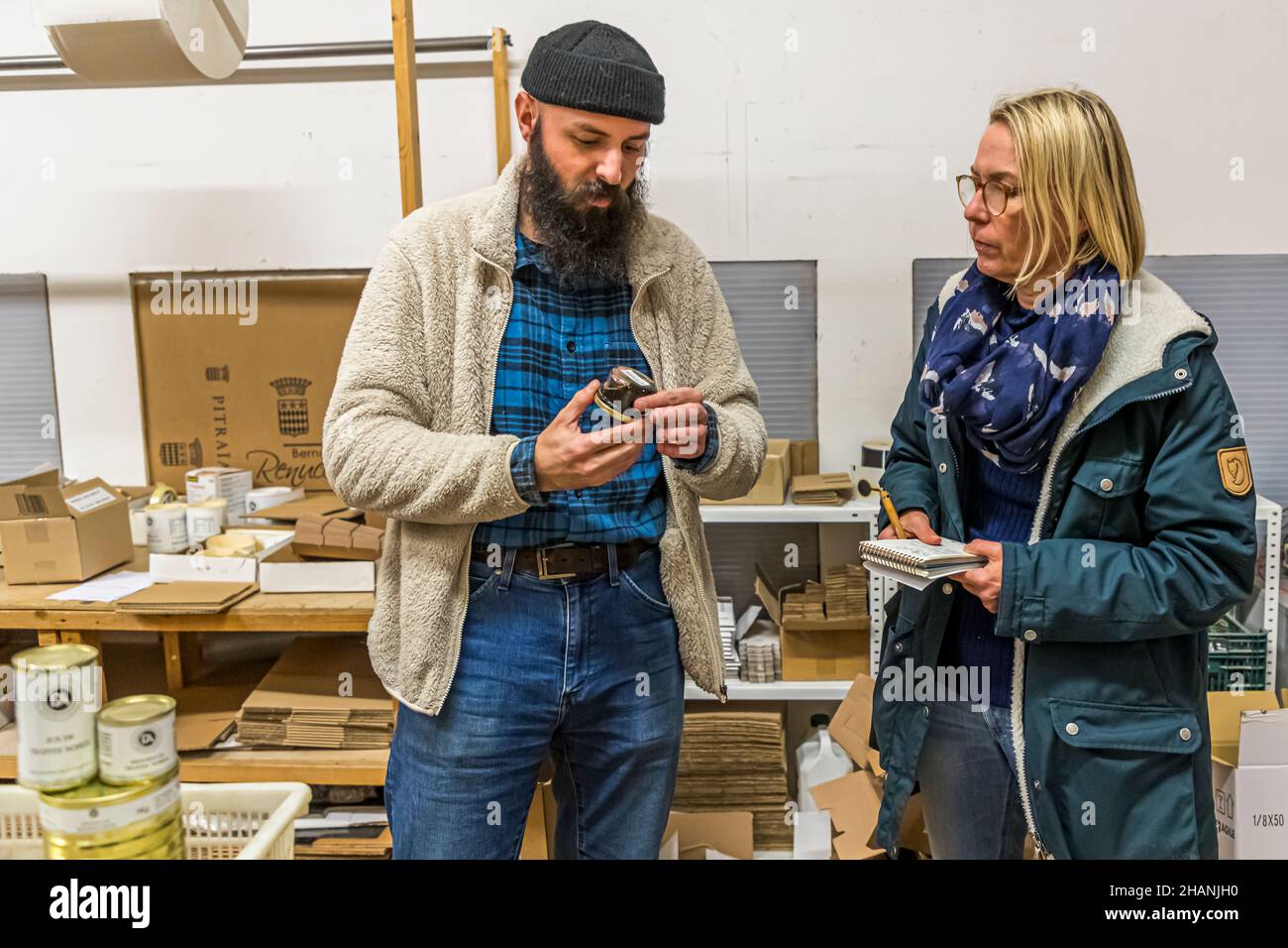 Adam Edicoffer (l.) dirige le domaine d'Argens avec l'écrivain alimentaire Angela Berg.Un nouveau produit est le jus de truffe.Les cuisiniers adorent ce produit, qui donne aux plats tels que la purée de pommes de terre ou les sauces un arôme de truffe sans adultéré.Domaine d'Argens développe ses propres truffes depuis plus de 30 ans.Cinq espèces de truffes sont transformées : le tubercule Melanosporum, le Tuber Brumale Vct, le Tuber Uncinatum Vct.Tuber aestivum Vct.Tubercule Magnatum.Draguignan, France Banque D'Images