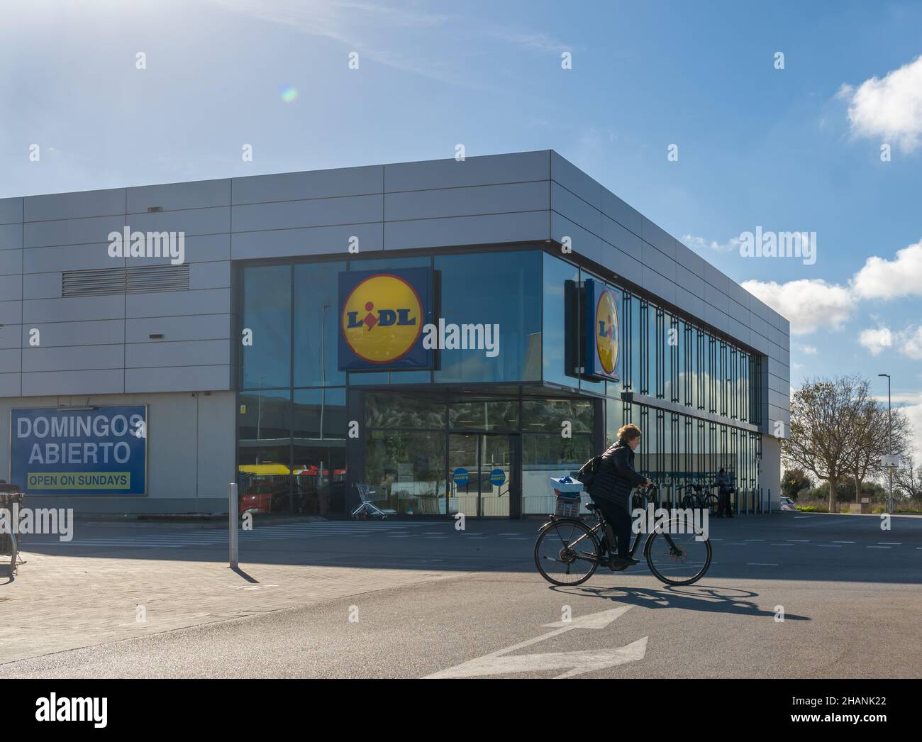 Felanitx, Espagne; décembre 7 2021: Façade principale du supermarché multinational et de la chaîne alimentaire, Lidl, un jour ensoleillé avec un client qui quitte le parkin Banque D'Images