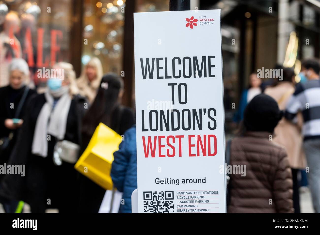 Londres, Royaume-Uni.14 décembre 2021.Les gens marchent devant une station de désinfection des mains à Regent Street alors que la pandémie de coronavirus se poursuit et que le nombre de cas positifs de variante d'Omicron augmente.Le gouvernement britannique exhorte tous ceux qui ont droit à un jab de rappel à obtenir un Dès que possible.Credit: Stephen Chung / Alamy Live News Banque D'Images