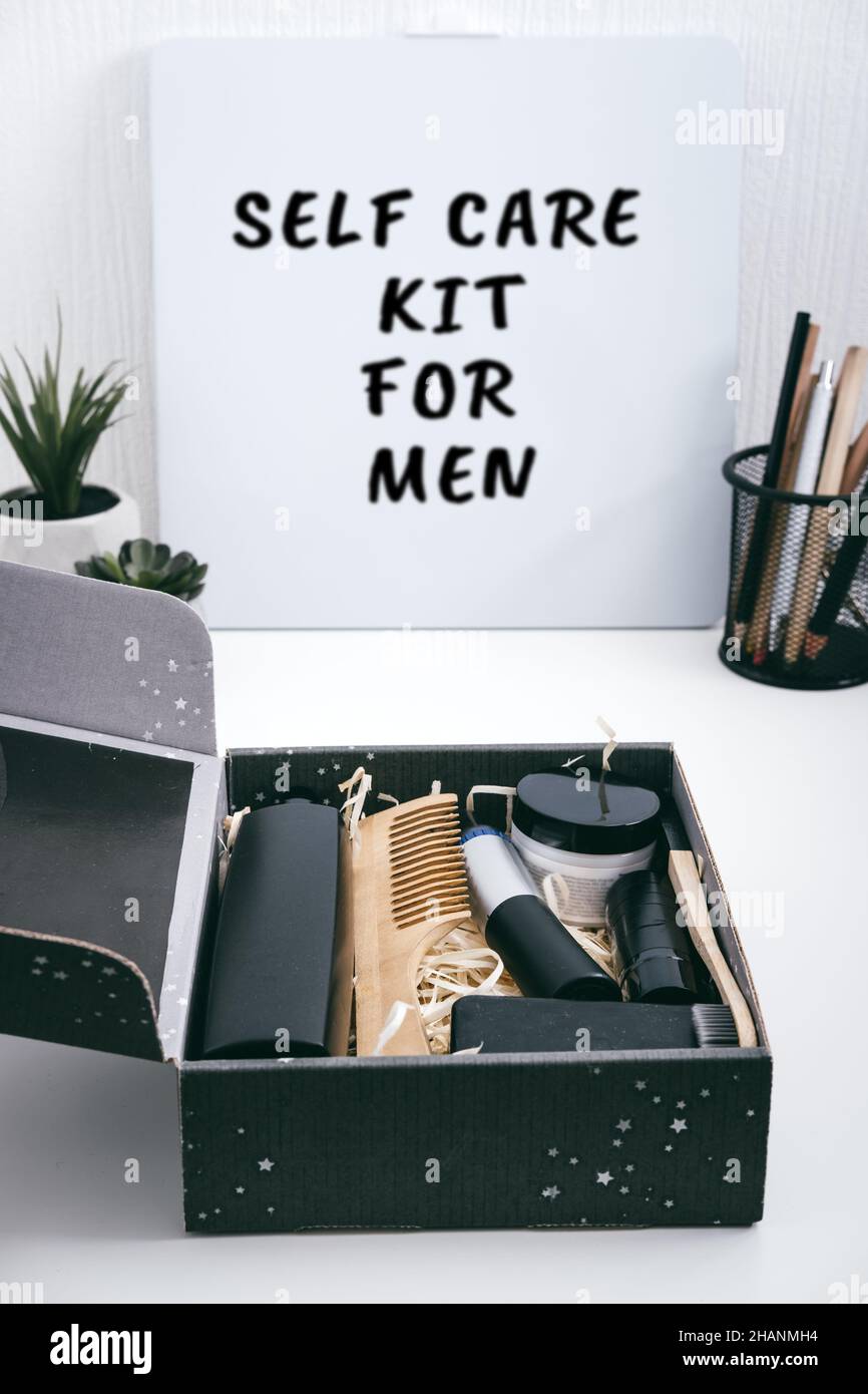 Kit d'auto-soins pour hommes boîte noire avec produits et appareils de soins de beauté pour hommes.Trousse d'autosoins pour hommes ou boîte-cadeau pour petit ami, mari, père ou frère Banque D'Images