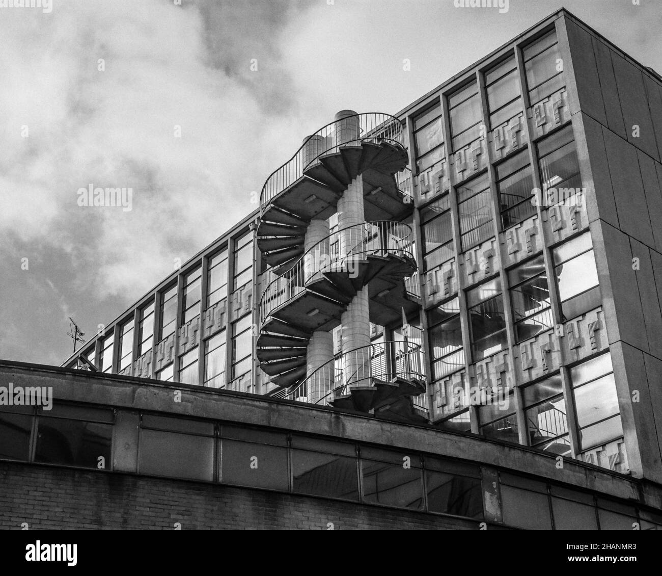 Escaliers au-dessus de Bath passage, Dudley Street, Birmingham tourné sur Kodak Tri-X 400 Banque D'Images