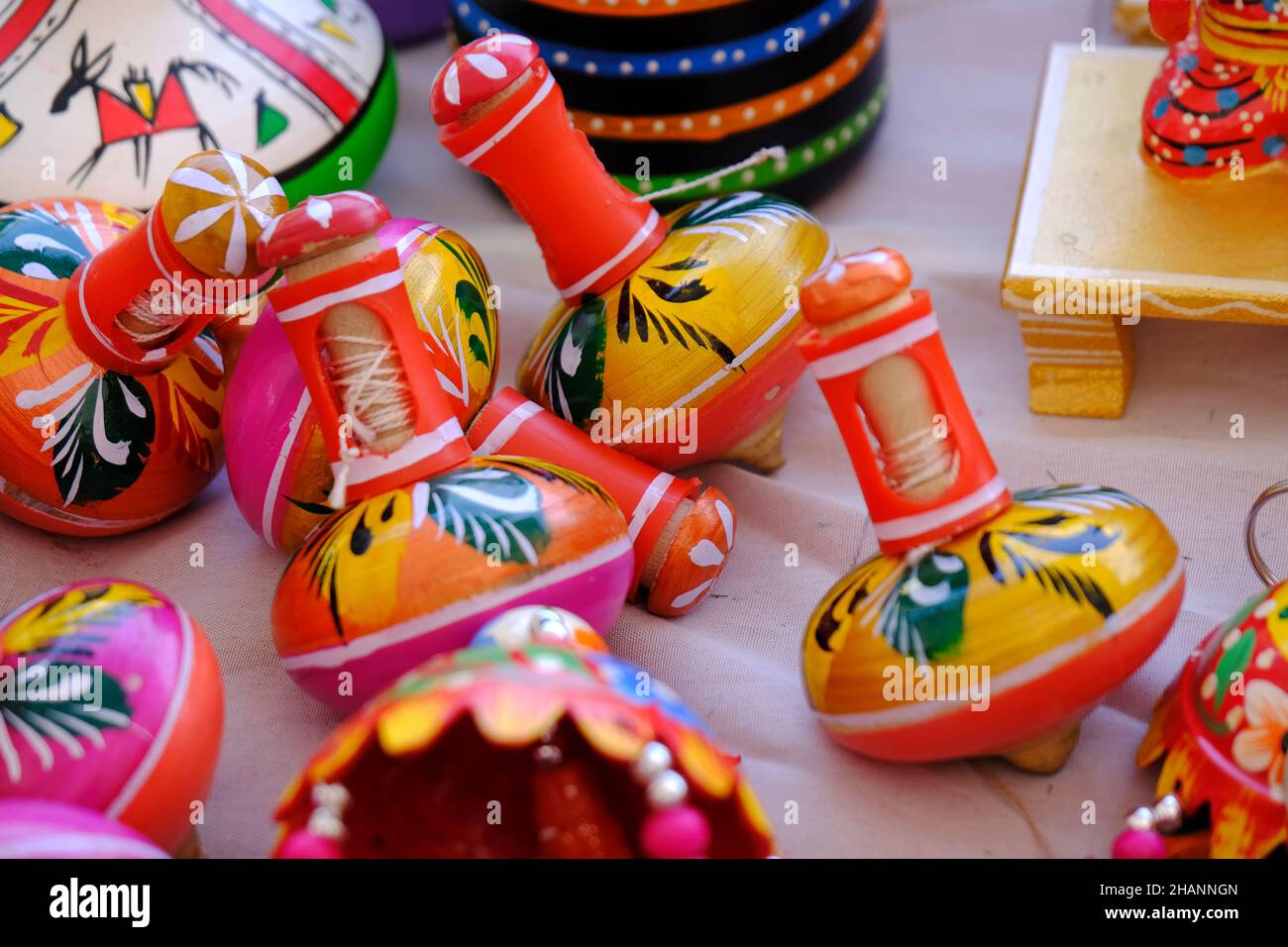 Jouets traditionnels faits main colorés en bois, jouets en bois, famille, foyer sélectif. Banque D'Images