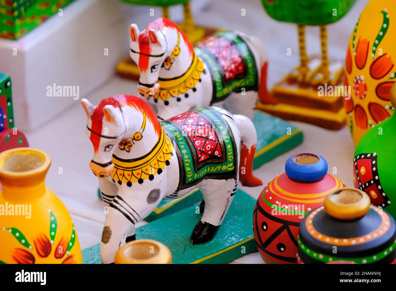 Jouets traditionnels faits main colorés en bois, jouets en bois, famille, foyer sélectif. Banque D'Images