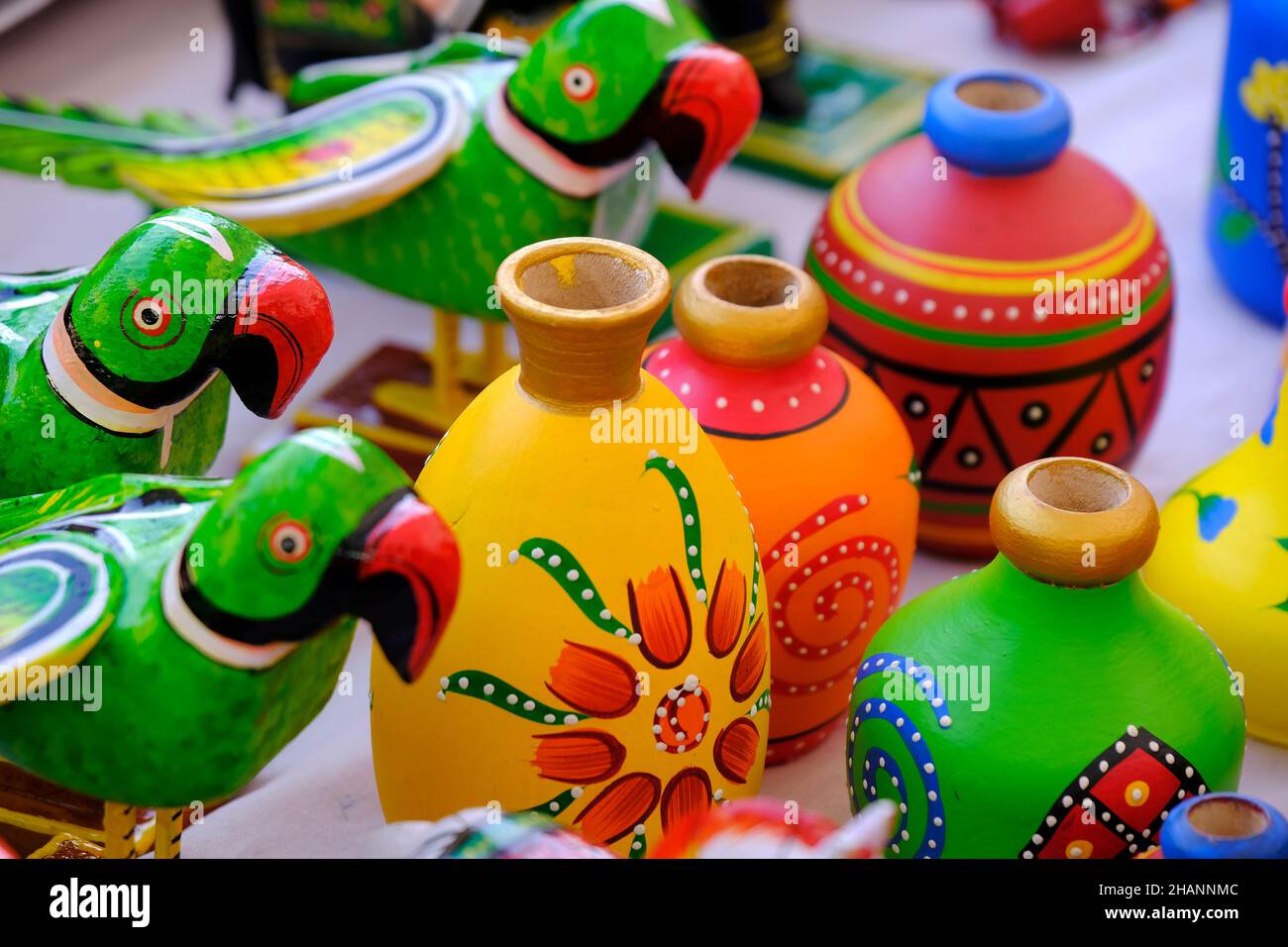 Jouets traditionnels faits main colorés en bois, jouets en bois, famille, foyer sélectif. Banque D'Images