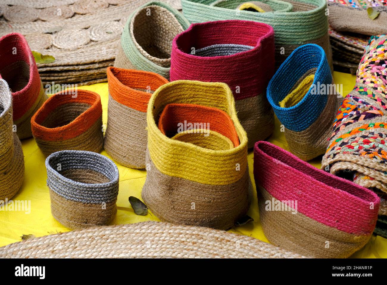 Sac à corde en jute, panier, dessous de verre en jute naturel, boîtes écologiques en crochet pour la maison et la décoration, faites à la main Banque D'Images