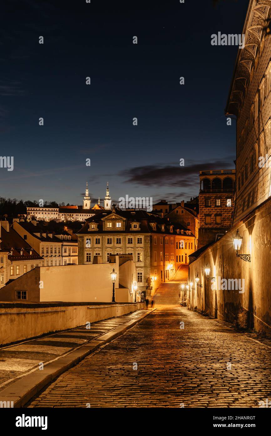 Vue sur le monastère de Strahov avec église de l'Assomption de la Sainte Vierge Marie après le coucher du soleil, panorama de la soirée de Prague, République tchèque. Calme romantique atmo Banque D'Images