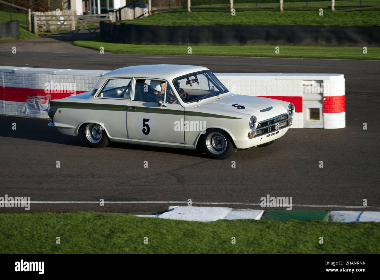 Un classique Ford Cortina marque 1 conçu pour ressembler à un Lotus Cortina entrant dans le chicane à Goodwood. Banque D'Images