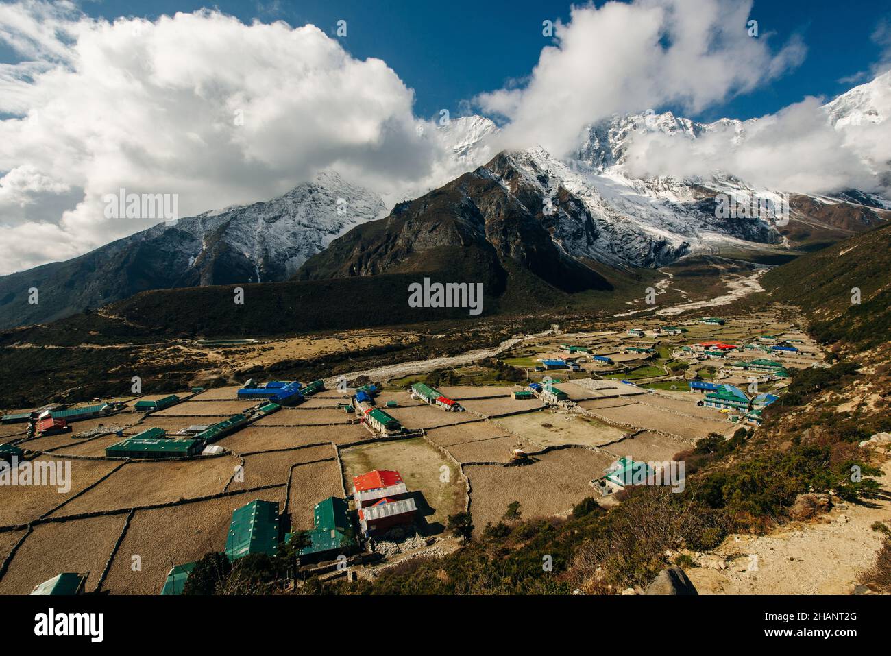 Montagnes.Horizontal vue panoramique du village dans l'Himalaya, le Népal, l'Asie.Photo de haute qualité Banque D'Images