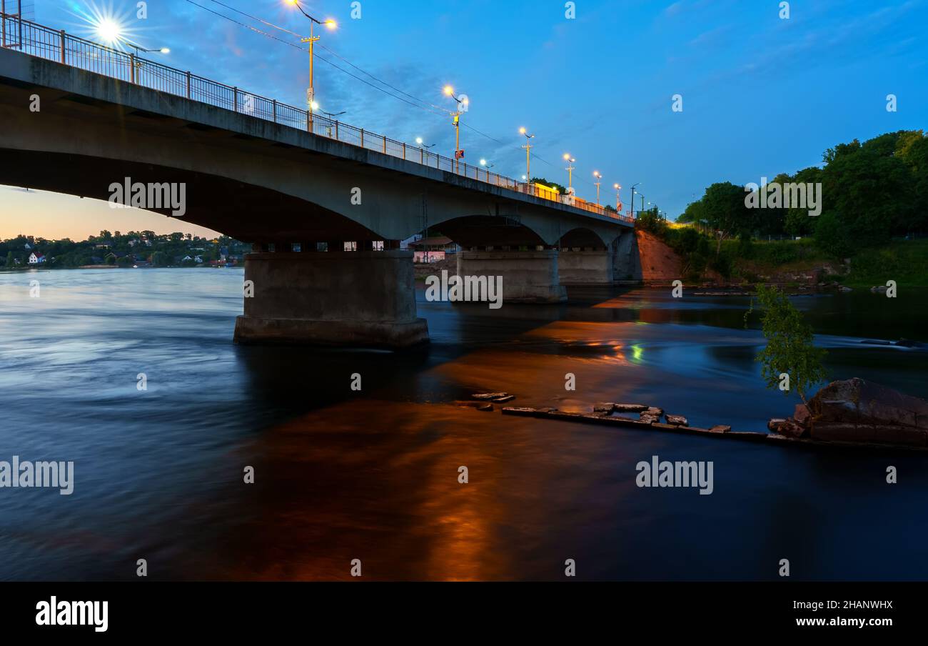 Pont sur la rivière Narva à la frontière entre l'Estonie et la Russie