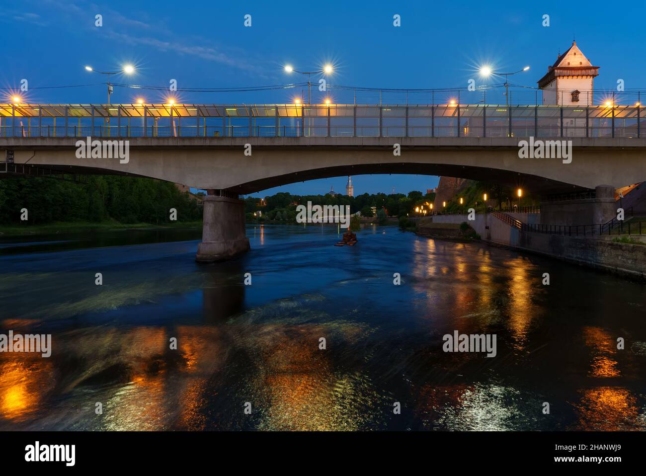 Pont sur la rivière Narva à la frontière entre l'Estonie et la Russie. Banque D'Images