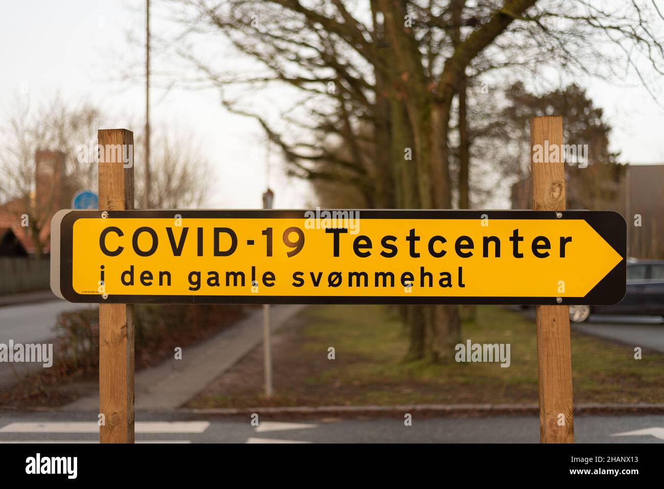 Covid-19 Testcenter dans l'ancien Swimming Hall, un panneau jaune i Frederiksund, Danemark, 14 décembre 2021 Banque D'Images
