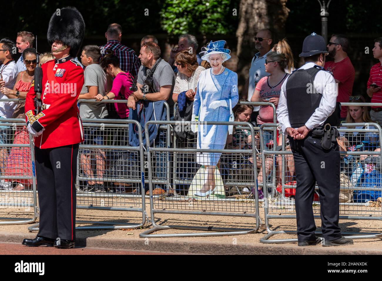 La reine Elizabeth II a découpé parmi la foule lors de Trooping the Colour 2017 dans le Mall, Londres. Soldat gardien et officier de police Banque D'Images