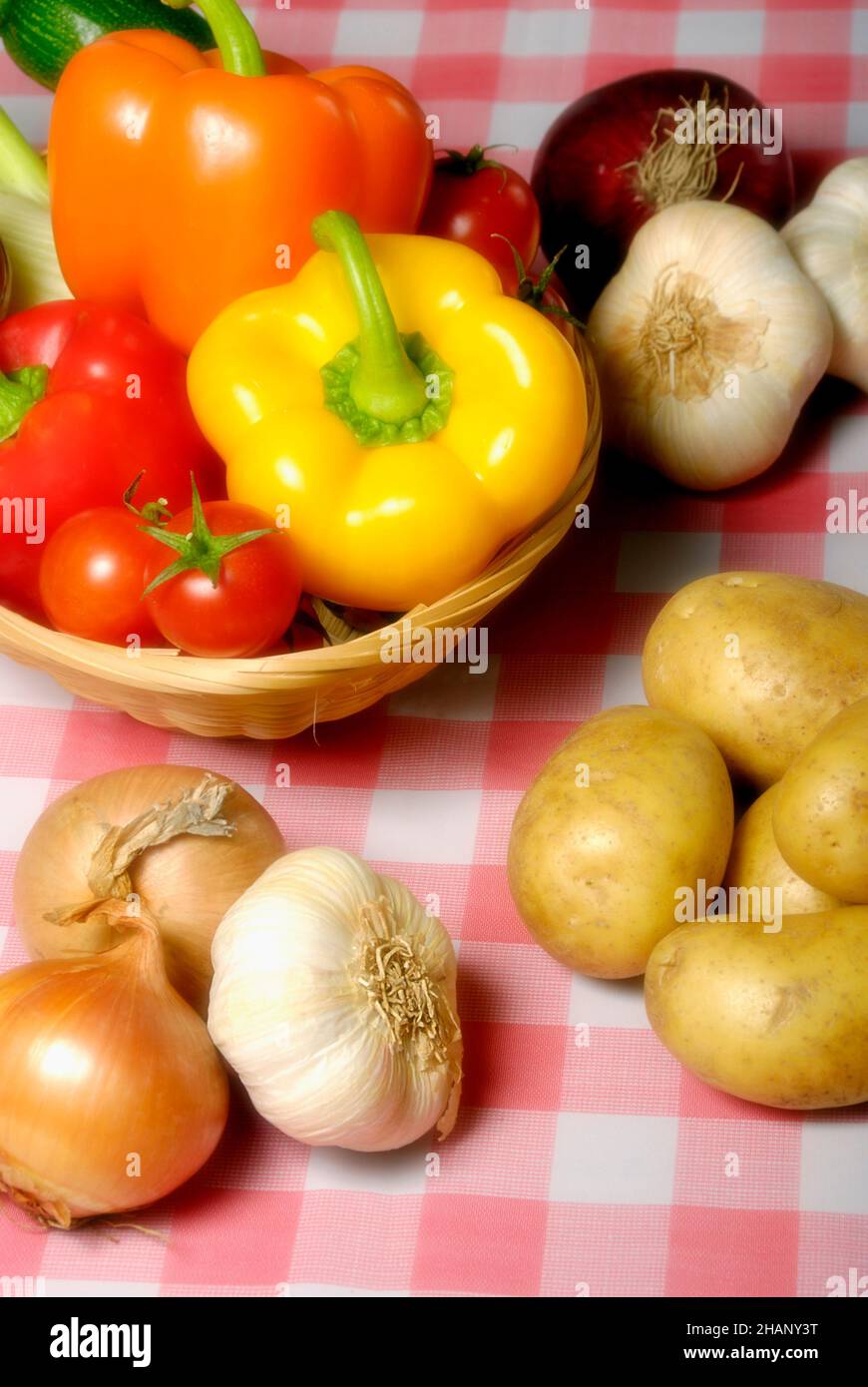table avec divers légumes Banque D'Images