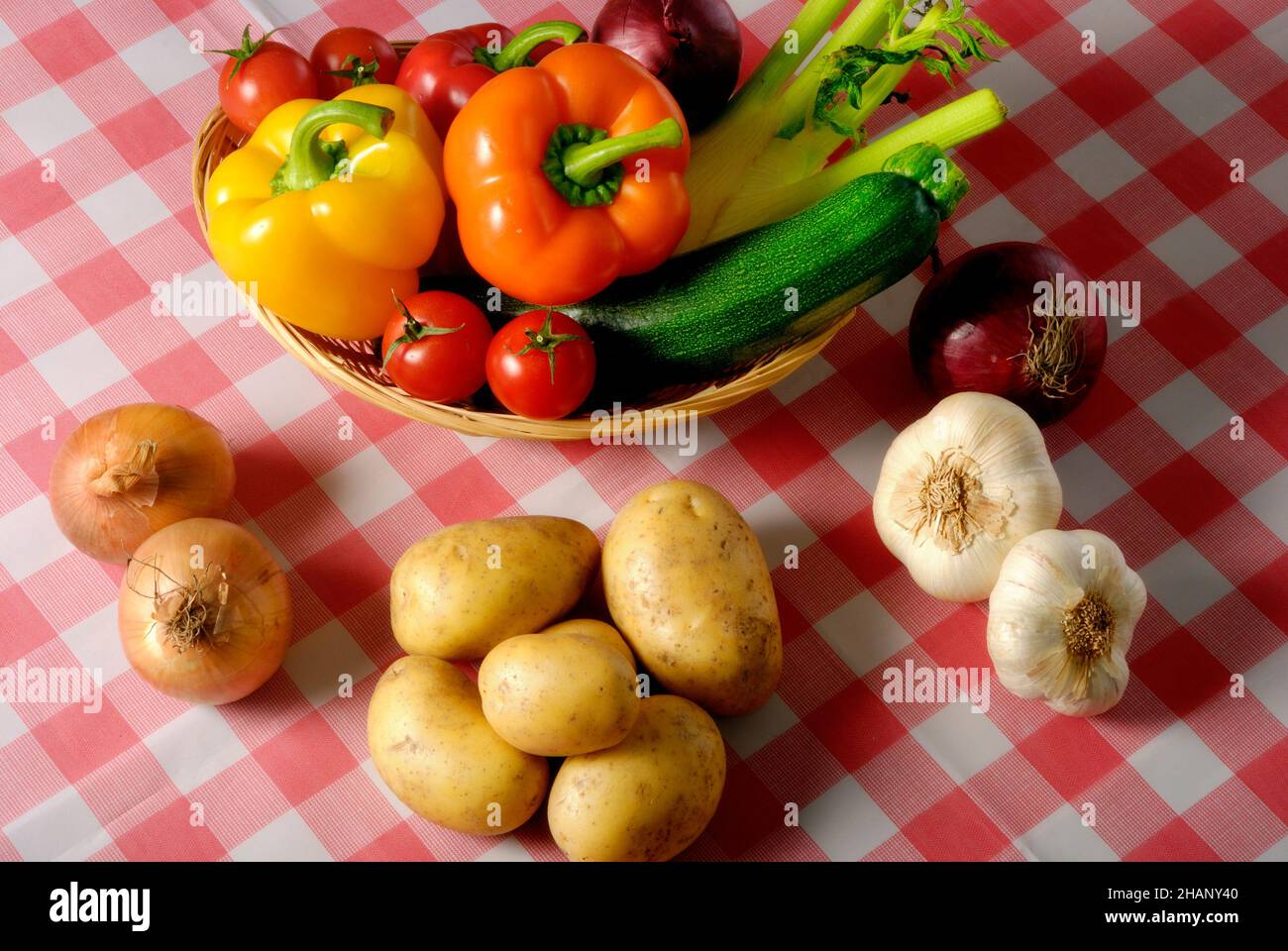 table avec divers légumes Banque D'Images