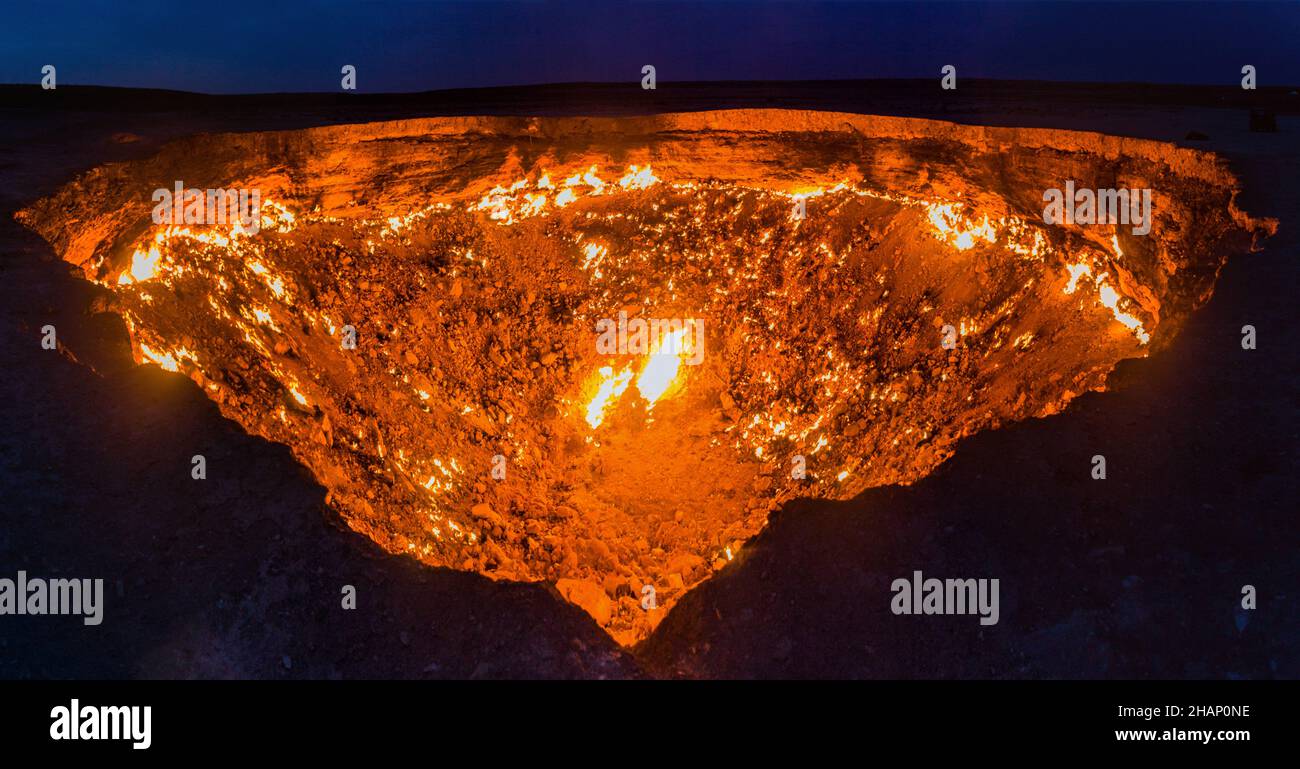 Le cratère à gaz Darvaza Derweze a également appelé la porte de l'Enfer au  Turkménistan Photo Stock - Alamy