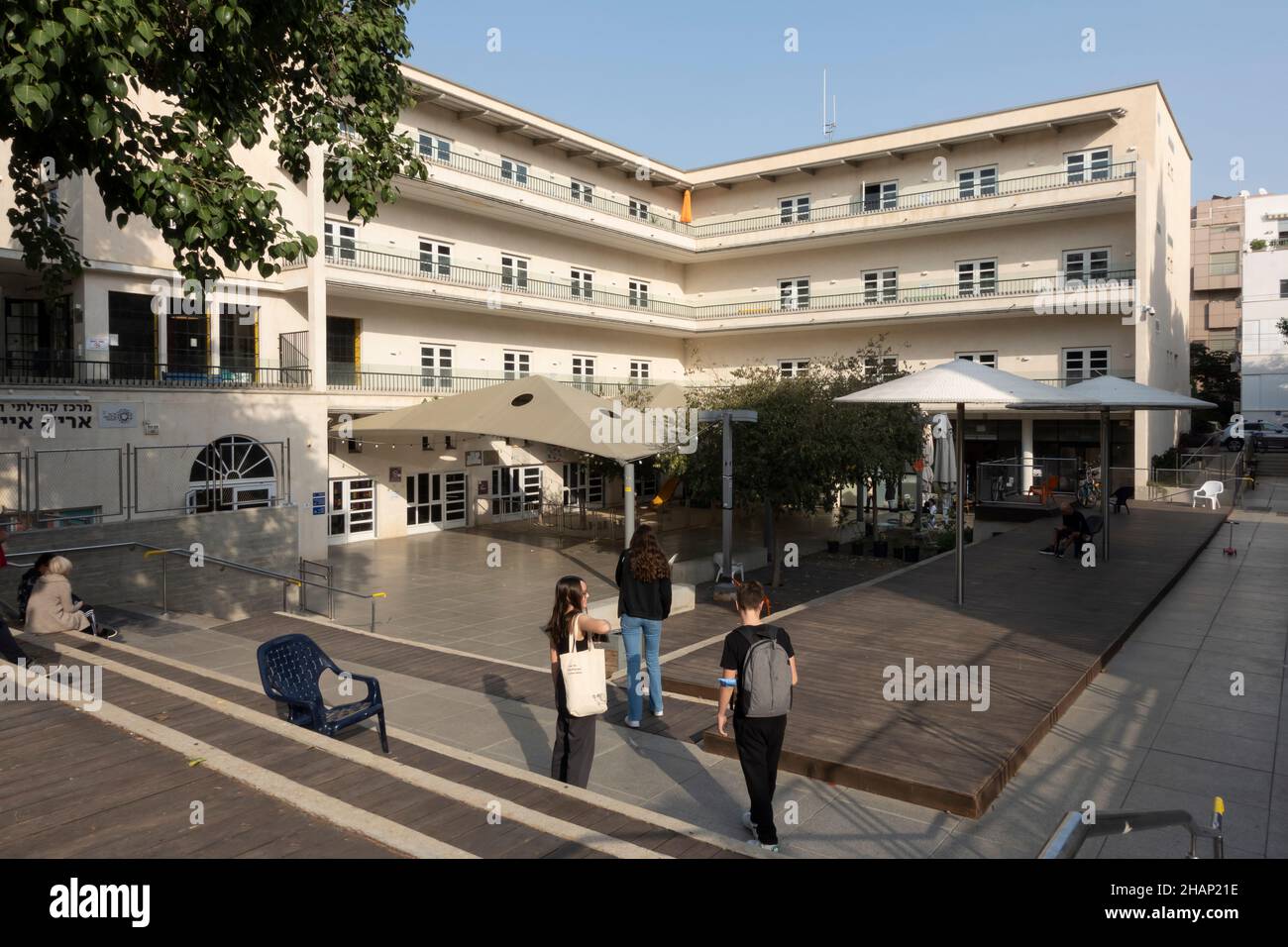 Un bâtiment rénové construit dans le style de l'architecture Bauhaus situé dans la rue Dov Hoz dans le centre-ville de tel Aviv Israël Banque D'Images