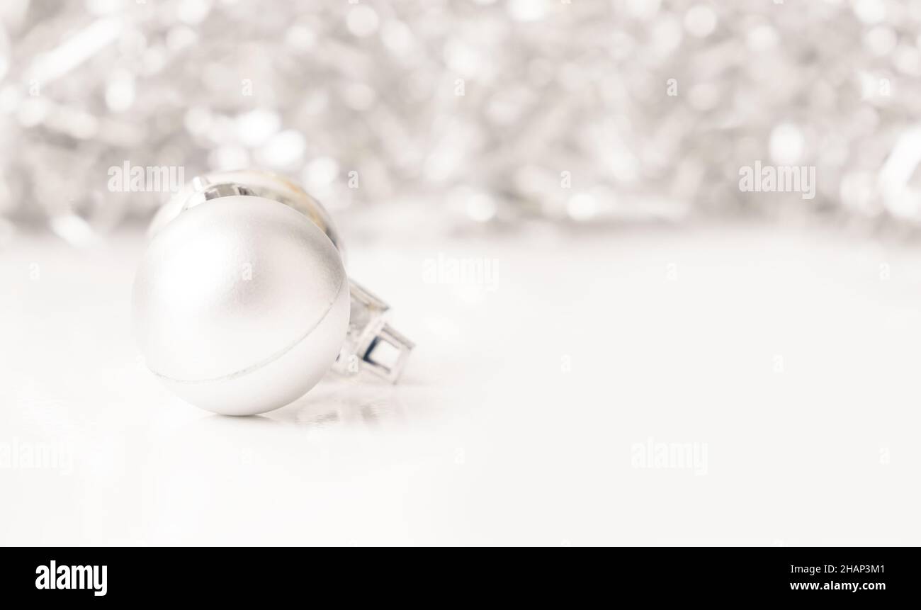 Boules argentées de Noël avec arrière-plans bokeh Banque D'Images