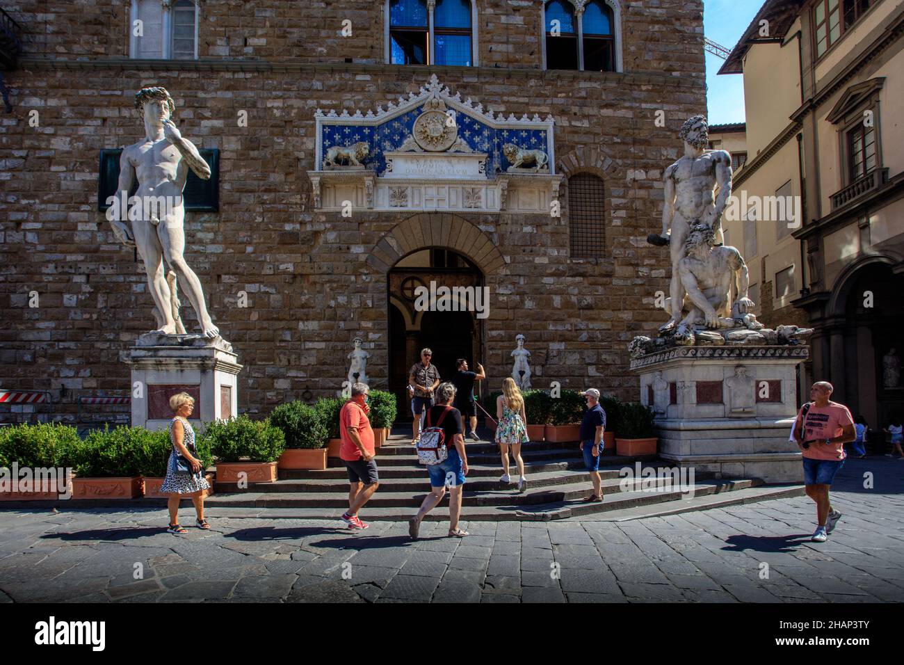 Entrée au musée Palazzo Vecchio présidée par une copie de David de Michel-Ange et une statue d'Hercule et de Cacus.Piazza della Signoria.Florence. Banque D'Images