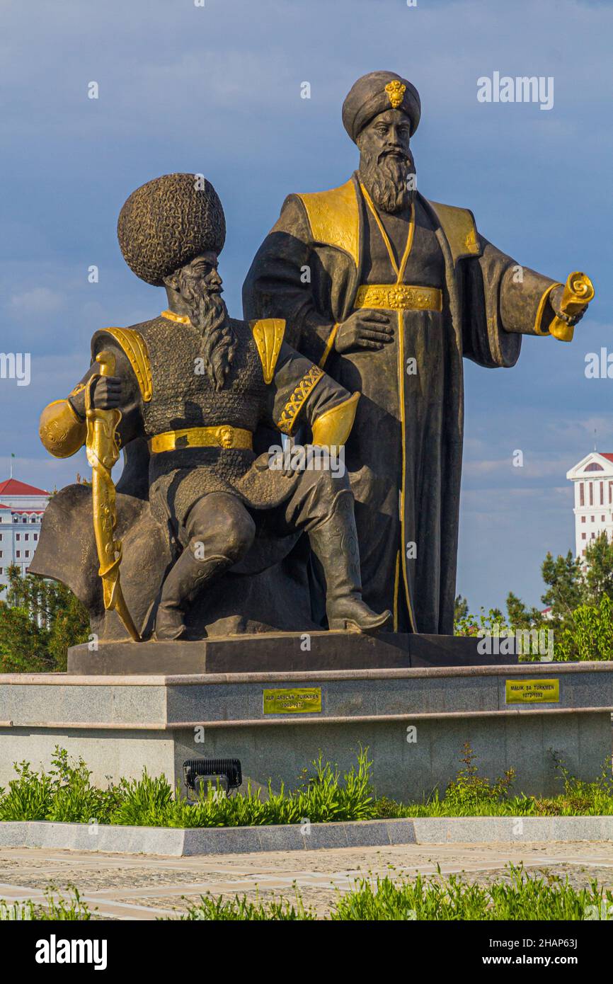 ACHGABAT, TURKMÉNISTAN - 17 AVRIL 2018 : statues des dirigeants turkmènes Alp Arslan et Malik Shah I au monument de l'indépendance à Achgabat, Turkménistan Banque D'Images