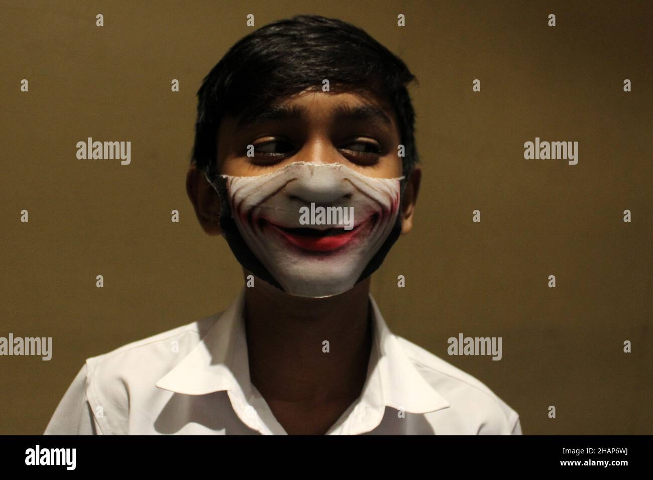 Chennai, Tamil Nadu, Inde.14th décembre 2021.Un garçon d'école vu porter un Joker (un superméchant apparaissant dans les bandes dessinées américaines publiées par DC Comics) a imprimé un masque protecteur à Chennai.(Image de crédit : © Sri Loganathan/ZUMA Press Wire) Banque D'Images