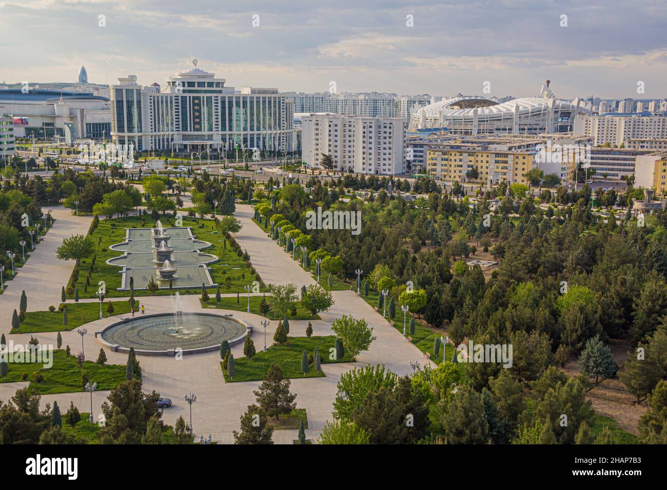 Parc indépendant et nouveaux bâtiments revêtus de marbre à Achgabat, Turkménistan Banque D'Images