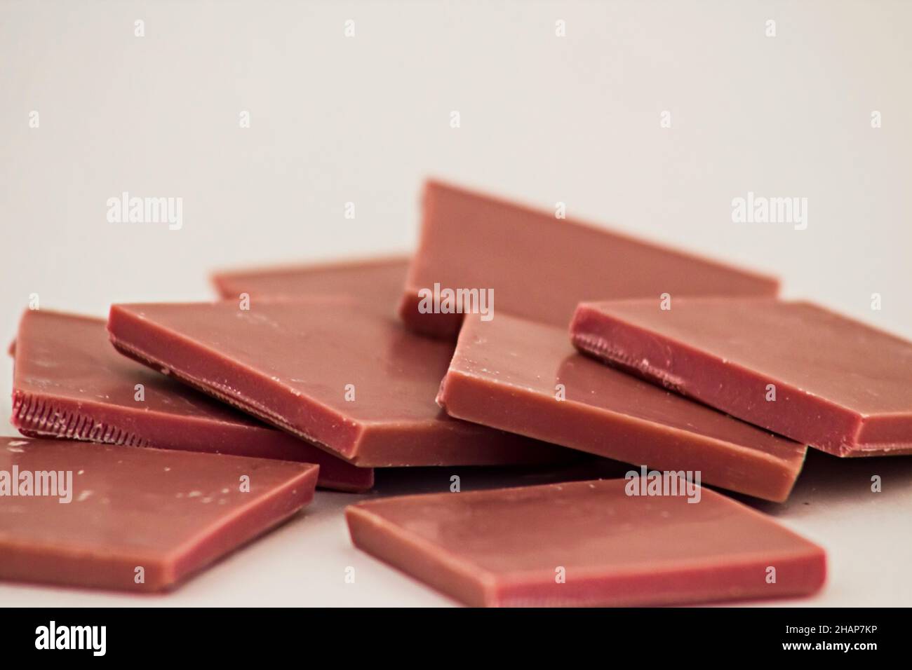 Le quatrième type de chocolat : le chocolat rubis tranché sur une surface blanche avec un espace de copie Banque D'Images