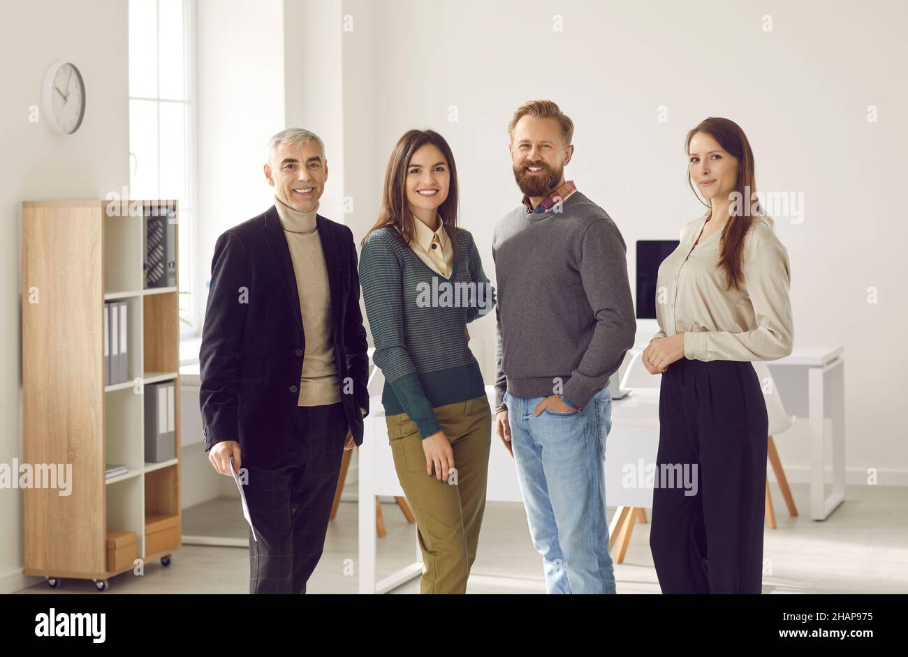 Portrait de groupe d'une équipe d'affaires créative et réussie souriant en toute confiance en regardant l'appareil photo. Banque D'Images