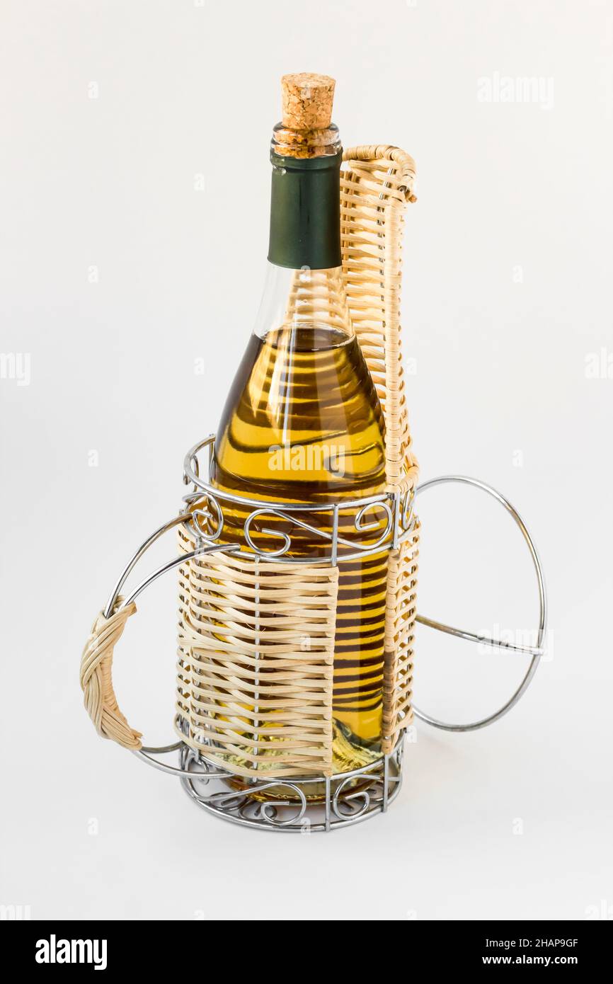 Bouteille de vin dans un porte-bouteilles de vin sur une surface blanche Banque D'Images