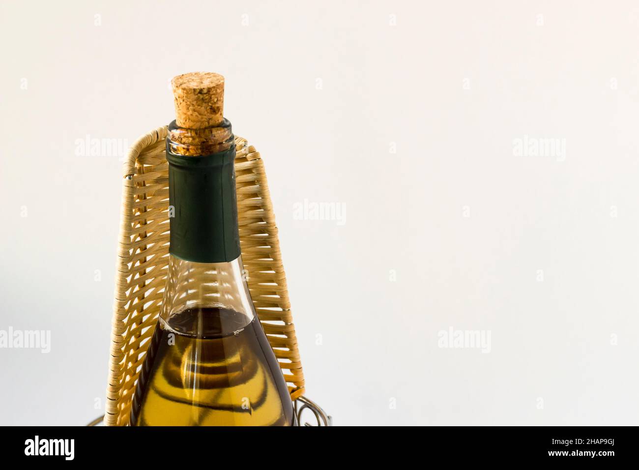 Bouteille de vin dans un porte-bouteilles de vin sur une surface blanche Banque D'Images