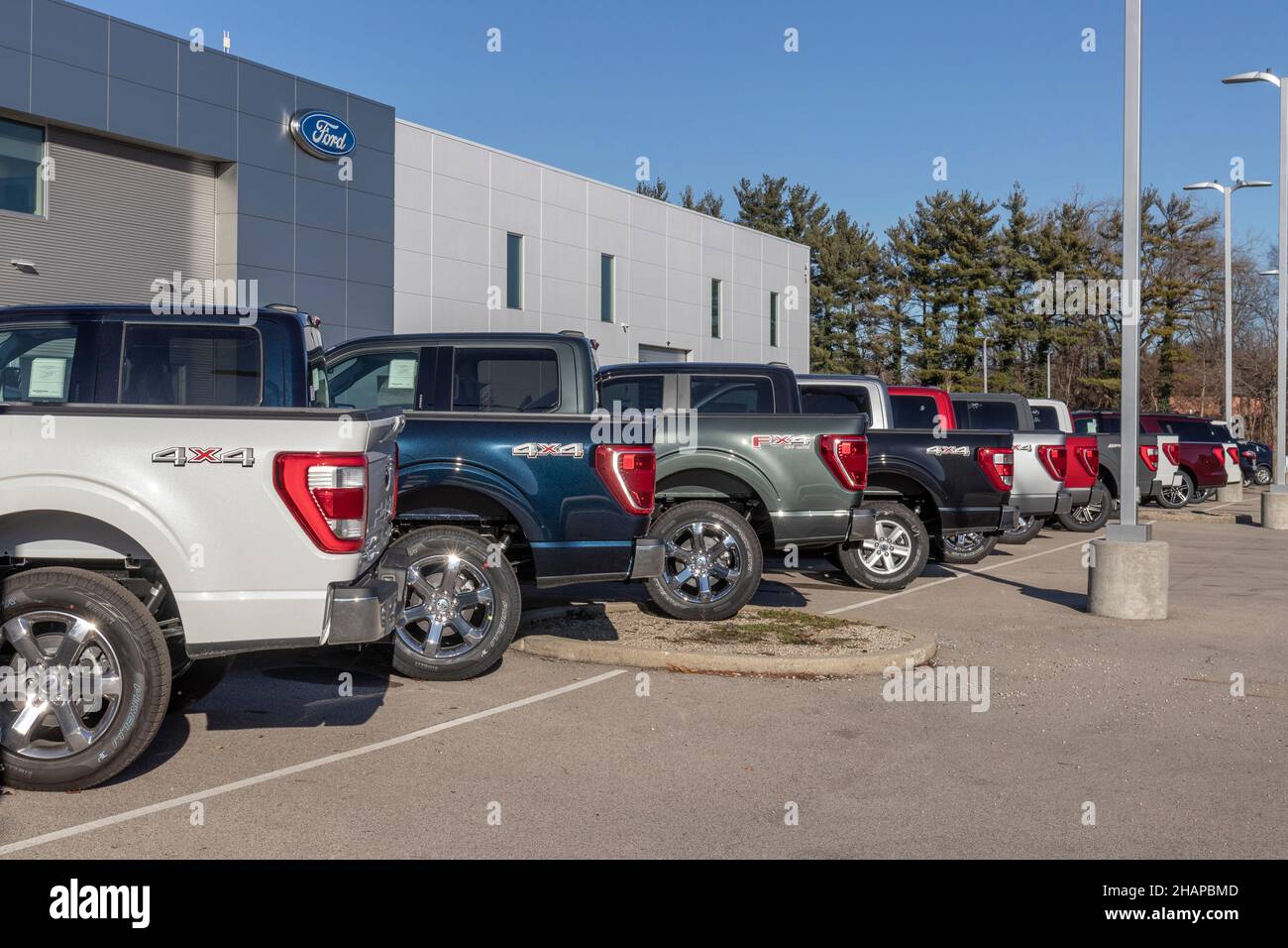 Indianapolis - Circa décembre 2021: Ford F-150 exposition dans un concessionnaire.La Ford F150 est disponible en XL, XLT, Lariat, King Ranch, Platinum,Et limite Banque D'Images