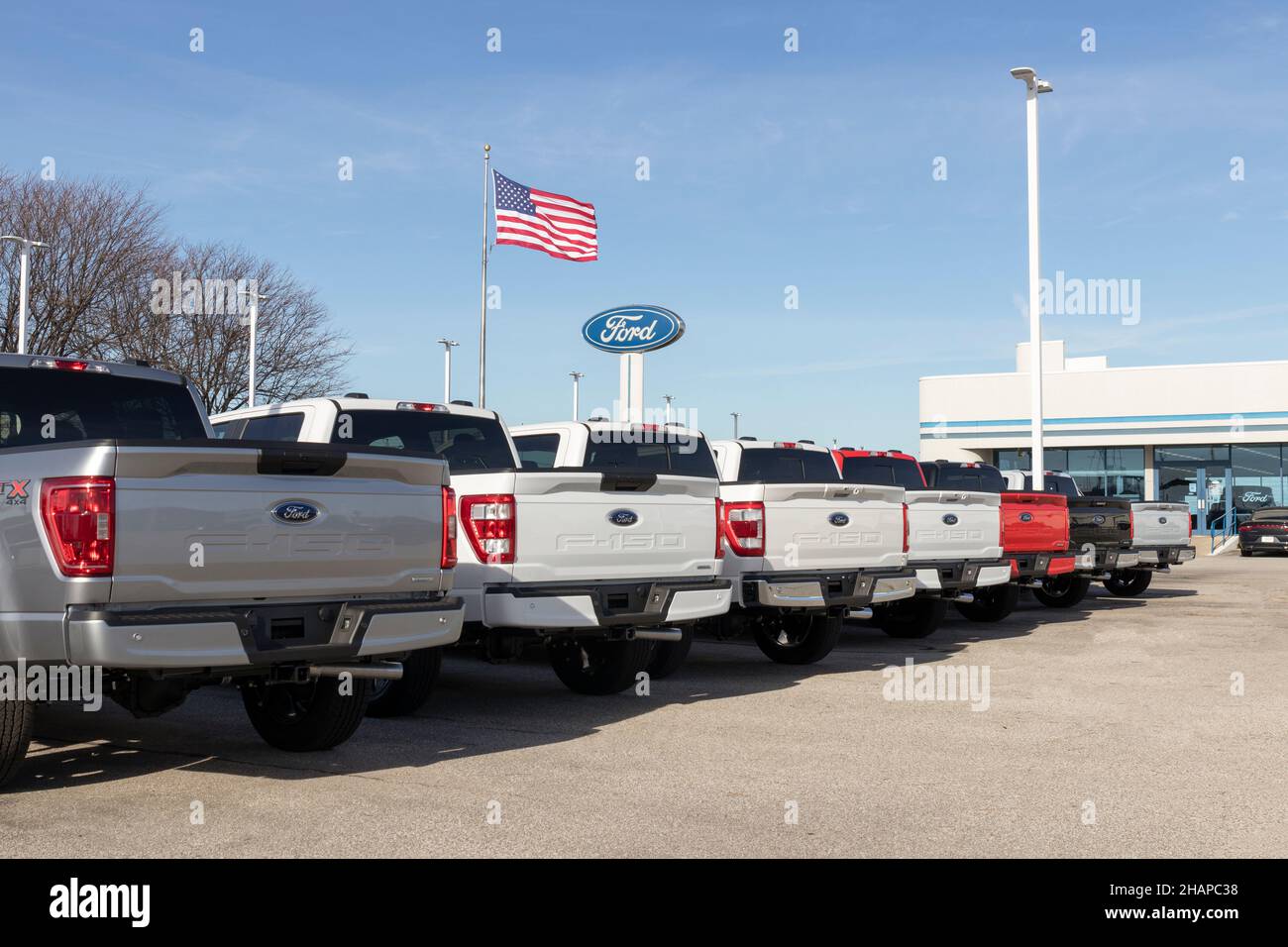 Lafayette - Circa décembre 2021: Ford F-150 exposition dans un concessionnaire.La Ford F150 est disponible en XL, XLT, Lariat, King Ranch, Platinum,Et limité Banque D'Images
