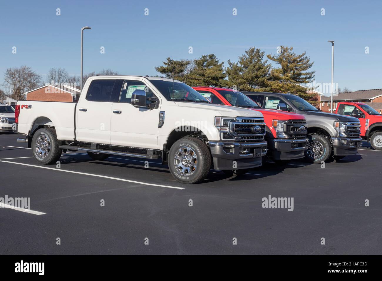 Kokomo - Circa décembre 2021 : exposition de Ford F-350 dans un concessionnaire.La Ford F350 est disponible en versions XL, XLT, Lariat, King Ranch et Platinum. Banque D'Images