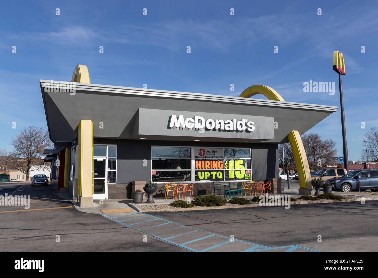 Lafayette - Circa décembre 2021 : restaurant McDonald's.McDonald's offre aux employés un salaire horaire plus élevé, des congés payés, des services de garde d'enfants et une assurance-vie Banque D'Images