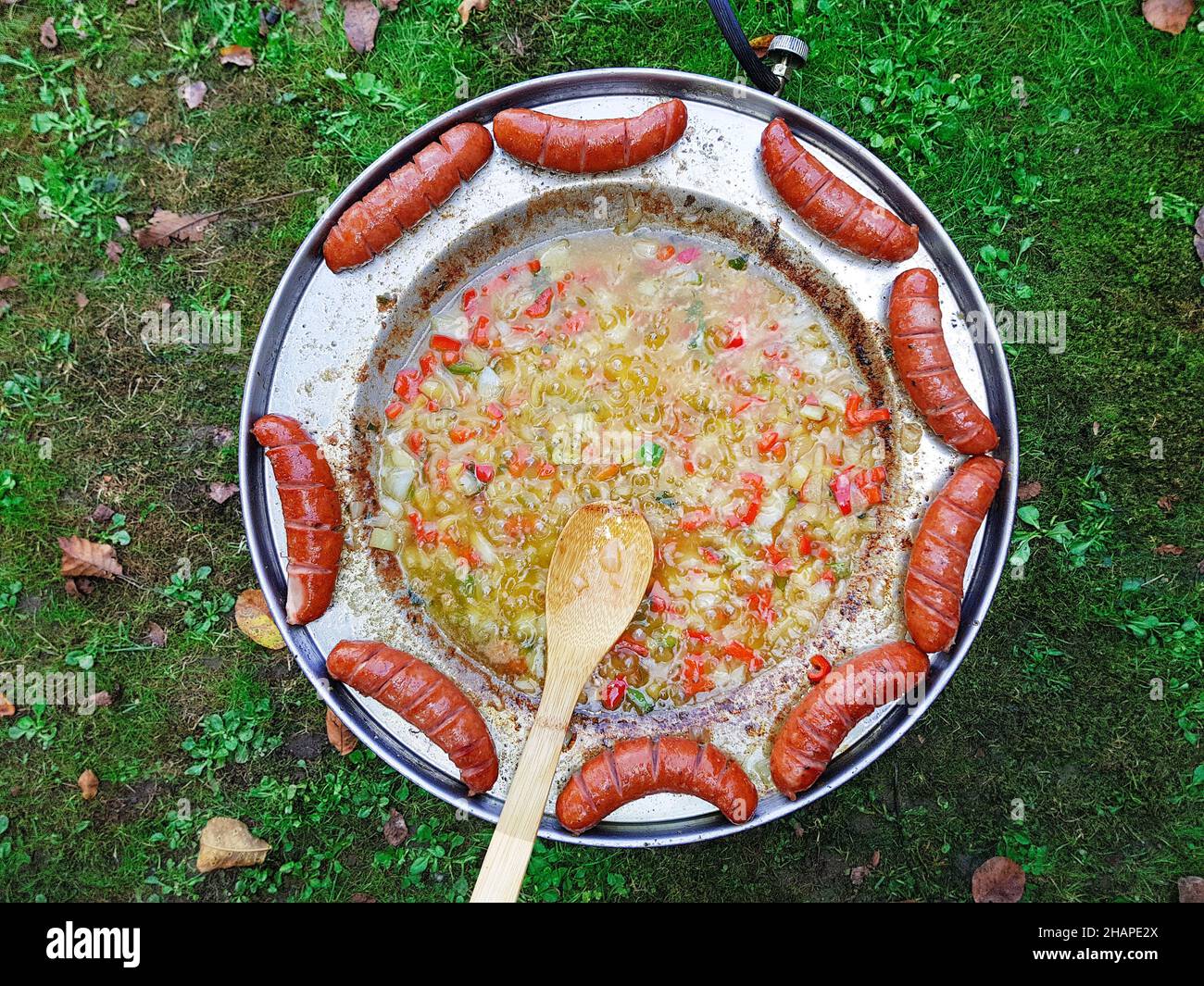 Saucisses cuites dans un plat traditionnel croate de kotlovina. Banque D'Images