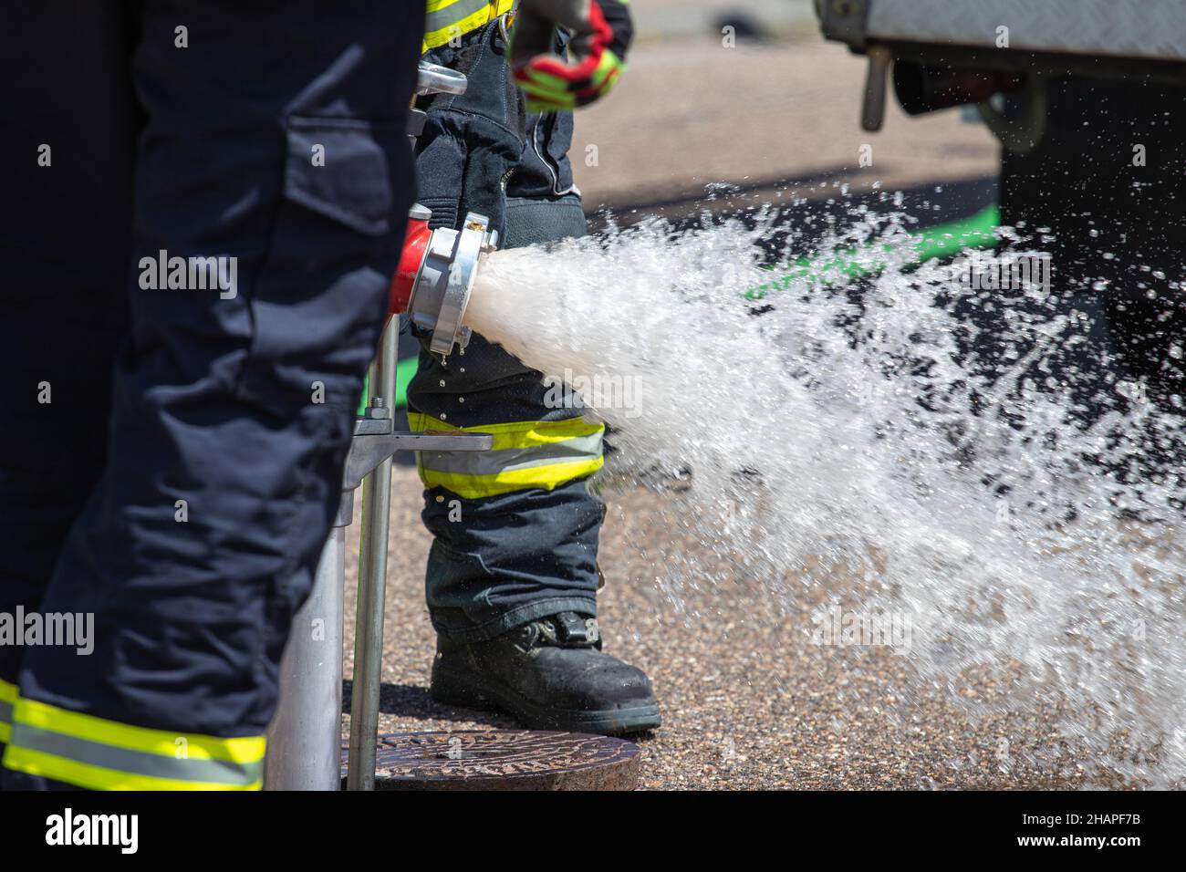 Gros plan sur les pompiers allemands qui travaillent dur à la lumière du jour Banque D'Images