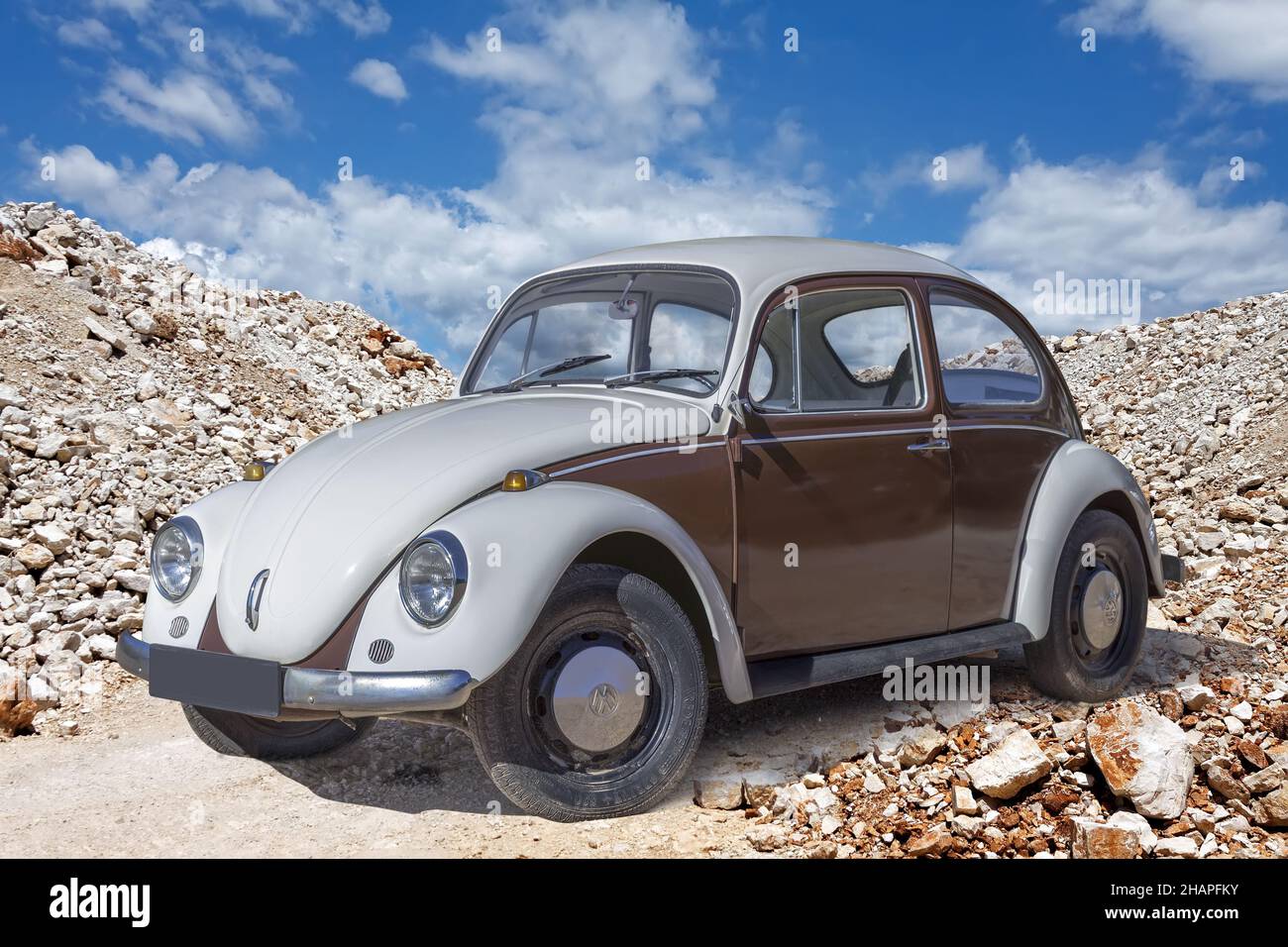 PULA, CROATIE - 25 JUIN 2015: Vieille voiture de coléoptère VW garée au passage étroit en pierre à Pula, Croatie Banque D'Images