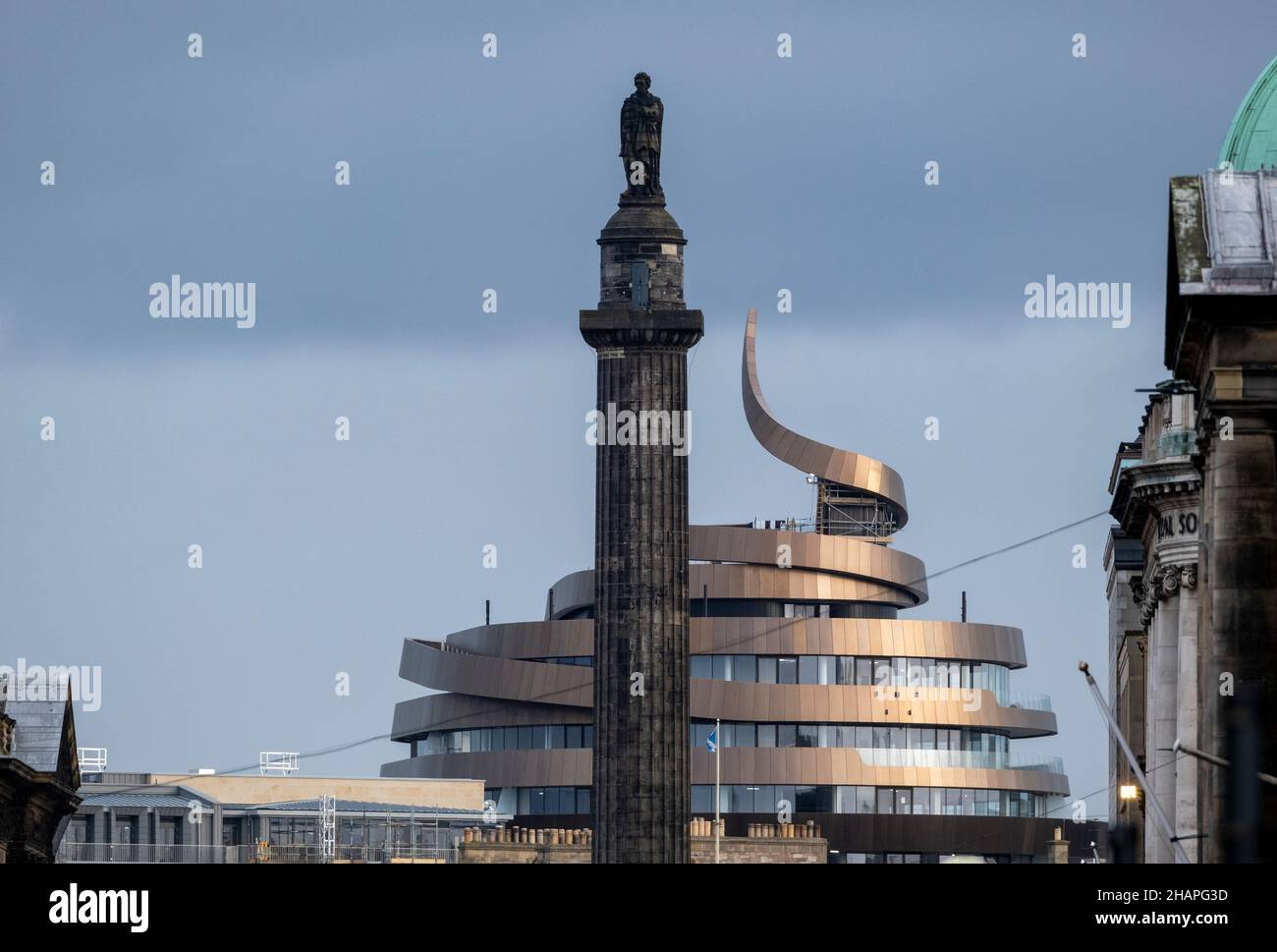 Vue vers l'est sur George Street en direction du monument Melville et du nouvel hôtel St James Quarter, Édimbourg, Royaume-Uni. Banque D'Images
