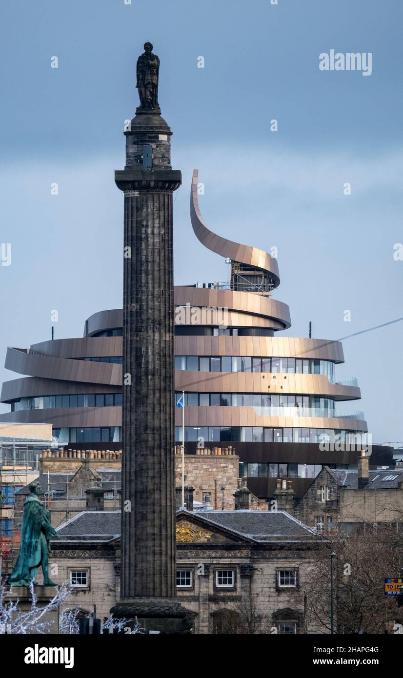 Vue vers l'est sur George Street en direction du monument Melville et du nouvel hôtel St James Quarter, Édimbourg, Royaume-Uni. Banque D'Images
