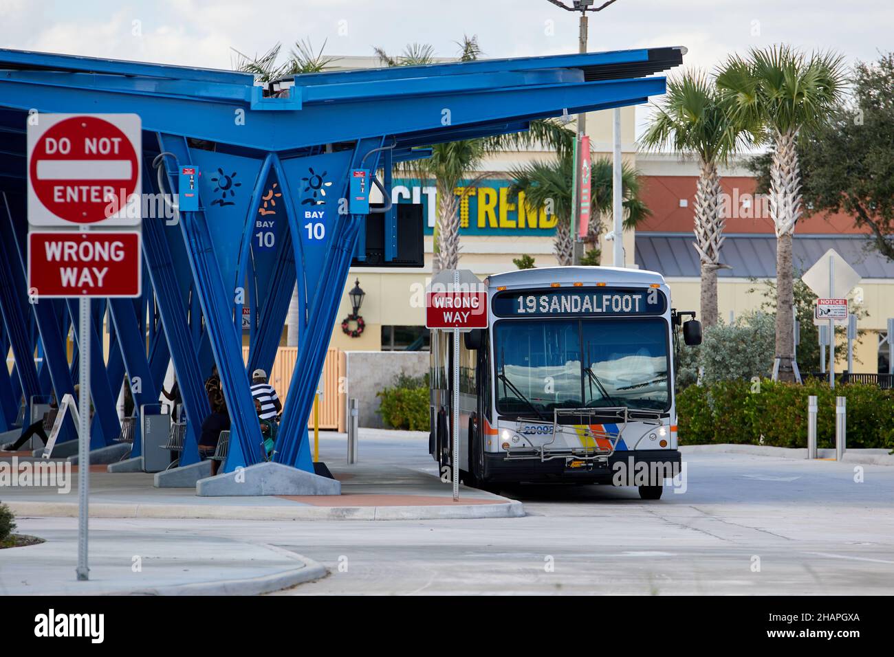 Le tout nouveau Lauderhill Transit Centre a été ouvert pendant la pandémie COVID-19 au département Broward County Transit.Ce nouveau centre de transit à Lauderhill, FL Banque D'Images