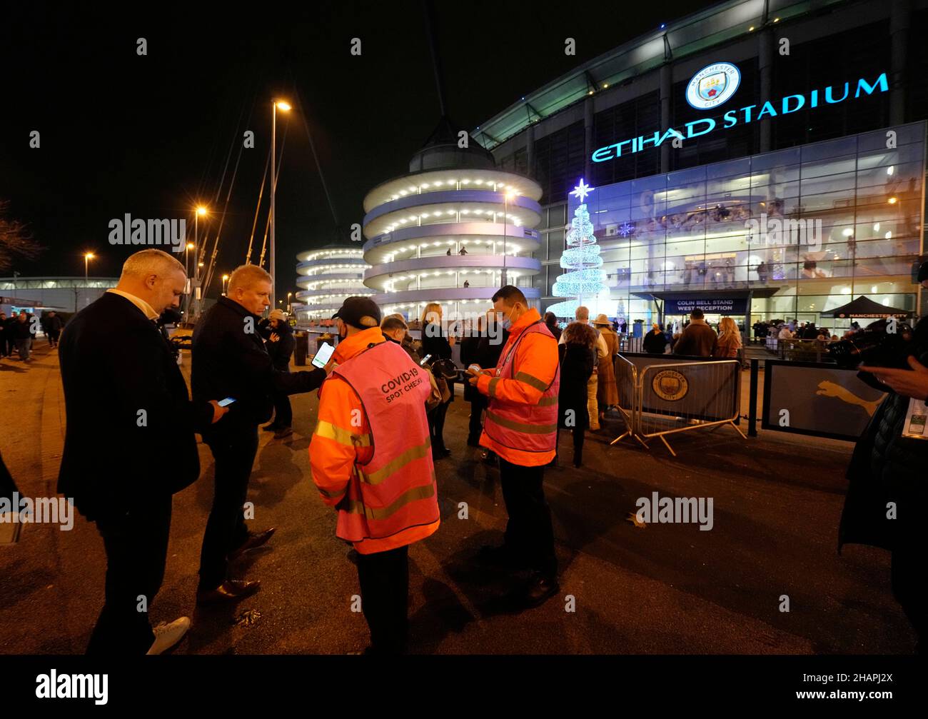 Manchester, Angleterre, 14th décembre 2021.Les fans qui arrivent pour le match sont invités à se porter volontaires pour montrer une preuve de vaccination avant d'entrer dans le sol avant le match de la Premier League au Etihad Stadium, Manchester.Le crédit photo devrait se lire: Andrew Yates / Sportimage Banque D'Images