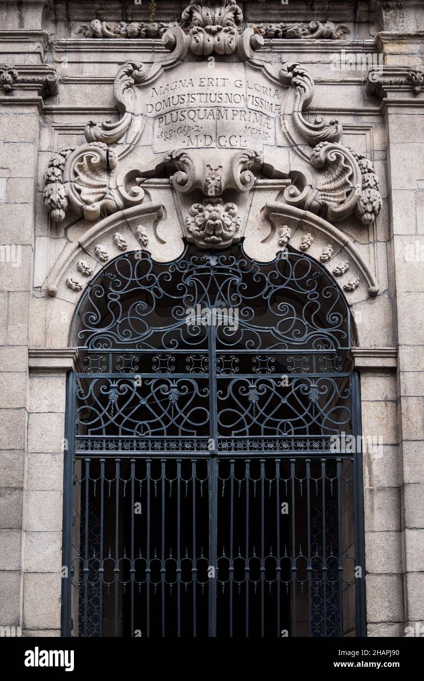 Porte d'entrée monumentale de l'église de la rue Mercy des fleurs à Porto, Portugal Banque D'Images